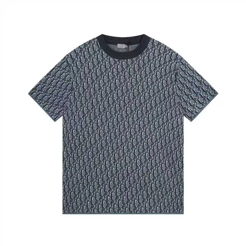 🅿️210 High-quality and new DIO Dior blue full-body jacquard woolen short-sleeves. Original purchase and development for 13,500. Oblique old-pattern jacquard woolen fabric. Super-fine 100% combed cotton. The weight, thickness, density, and similarity are highly determined by dyeing. 99%. In order to restore the original effect to the greatest extent, our large body fabrics are knitted using an ultra-fine 18-needle flat machine. It takes 195 minutes to knit a three-color jacquard weave to create one piece of clothing. The entire piece of clothing has almost no knots.  Original version, original customized accessories, collar label, wash mark and tag packaging (perfect details), size xs-l
