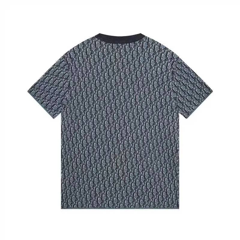 🅿️210 High-quality and new DIO Dior blue full-body jacquard woolen short-sleeves. Original purchase and development for 13,500. Oblique old-pattern jacquard woolen fabric. Super-fine 100% combed cotton. The weight, thickness, density, and similarity are highly determined by dyeing. 99%. In order to restore the original effect to the greatest extent, our large body fabrics are knitted using an ultra-fine 18-needle flat machine. It takes 195 minutes to knit a three-color jacquard weave to create one piece of clothing. The entire piece of clothing has almost no knots.  Original version, original customized accessories, collar label, wash mark and tag packaging (perfect details), size xs-l