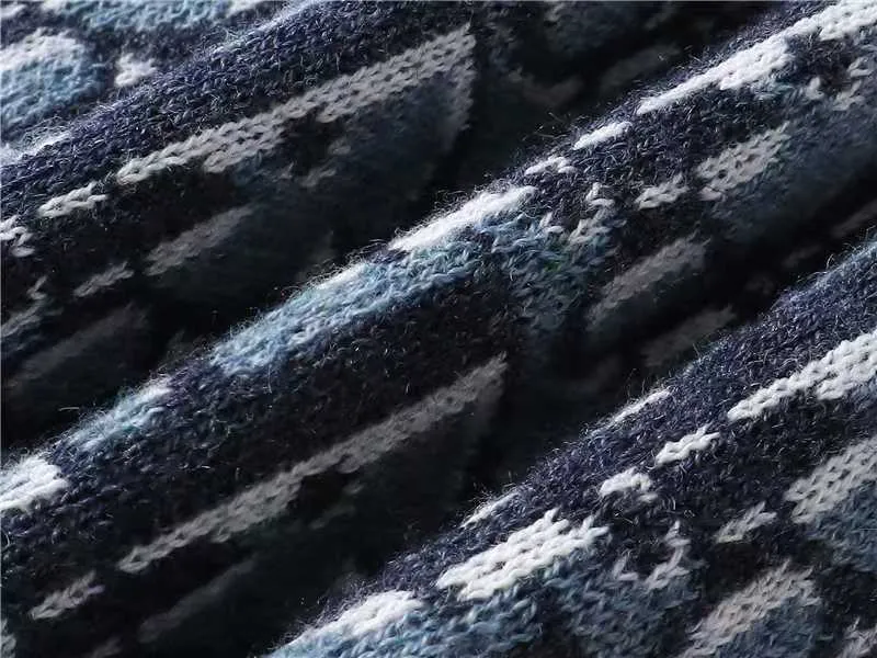 🅿️210 High-quality and new DIO Dior blue full-body jacquard woolen short-sleeves. Original purchase and development for 13,500. Oblique old-pattern jacquard woolen fabric. Super-fine 100% combed cotton. The weight, thickness, density, and similarity are highly determined by dyeing. 99%. In order to restore the original effect to the greatest extent, our large body fabrics are knitted using an ultra-fine 18-needle flat machine. It takes 195 minutes to knit a three-color jacquard weave to create one piece of clothing. The entire piece of clothing has almost no knots.  Original version, original customized accessories, collar label, wash mark and tag packaging (perfect details), size xs-l