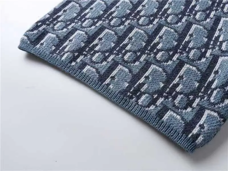 🅿️210 High-quality and new DIO Dior blue full-body jacquard woolen short-sleeves. Original purchase and development for 13,500. Oblique old-pattern jacquard woolen fabric. Super-fine 100% combed cotton. The weight, thickness, density, and similarity are highly determined by dyeing. 99%. In order to restore the original effect to the greatest extent, our large body fabrics are knitted using an ultra-fine 18-needle flat machine. It takes 195 minutes to knit a three-color jacquard weave to create one piece of clothing. The entire piece of clothing has almost no knots.  Original version, original customized accessories, collar label, wash mark and tag packaging (perfect details), size xs-l