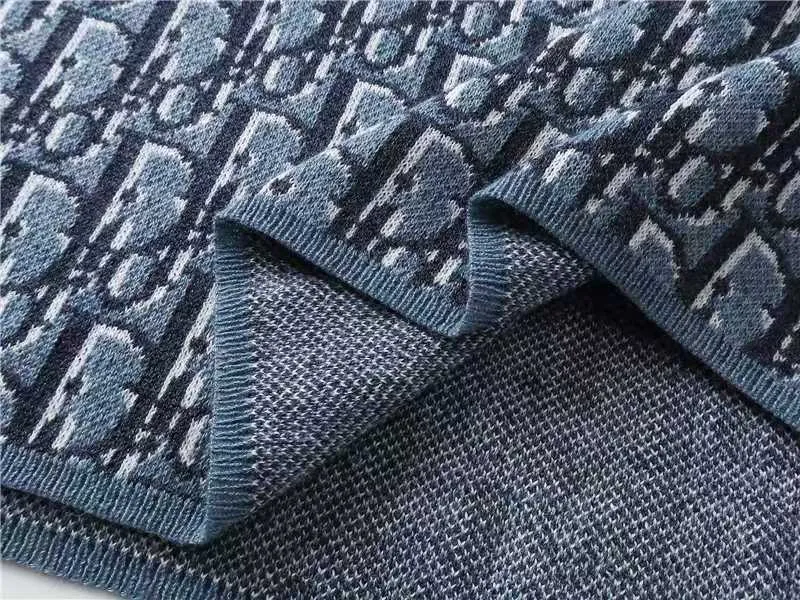 🅿️210 High-quality and new DIO Dior blue full-body jacquard woolen short-sleeves. Original purchase and development for 13,500. Oblique old-pattern jacquard woolen fabric. Super-fine 100% combed cotton. The weight, thickness, density, and similarity are highly determined by dyeing. 99%. In order to restore the original effect to the greatest extent, our large body fabrics are knitted using an ultra-fine 18-needle flat machine. It takes 195 minutes to knit a three-color jacquard weave to create one piece of clothing. The entire piece of clothing has almost no knots.  Original version, original customized accessories, collar label, wash mark and tag packaging (perfect details), size xs-l