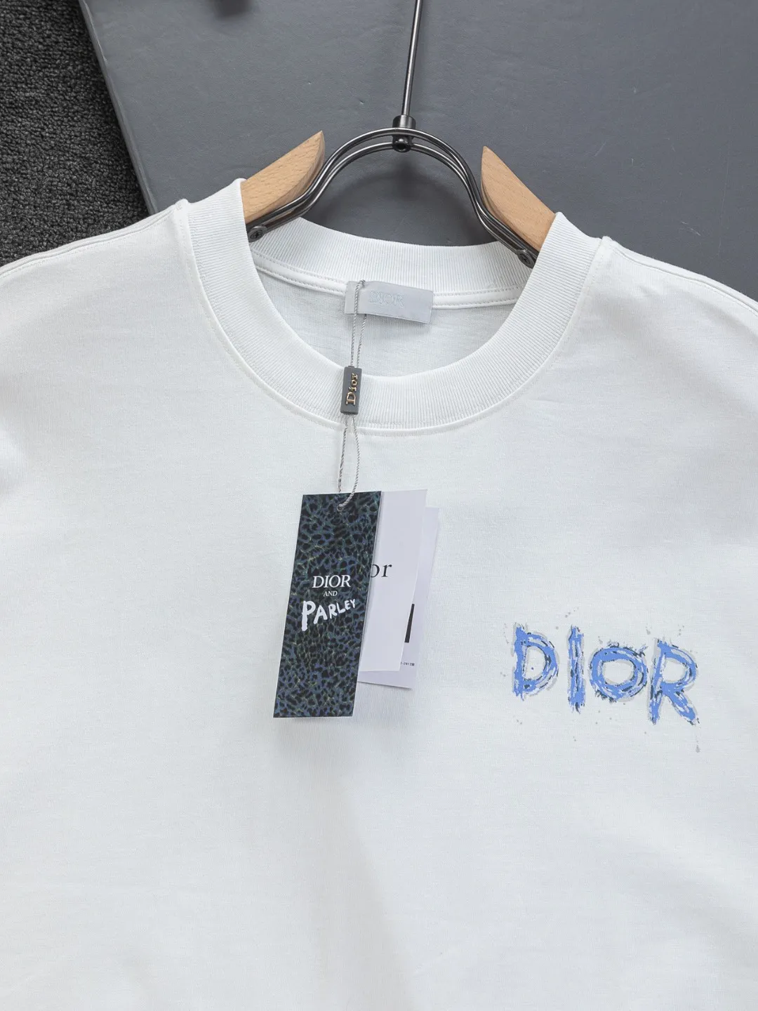 🅿️190 DIOR Dior Dior CD Micro-wide version S-XL Dior 26ss official website is always unbeatable Classic style Permanent boutique Counter timeless joint style Simple color letter printing logo on the chest + multiple color letter printing logo on the back Heavy craftsmanship Same style for men and women Short-sleeved T-shirt, cotton blended terry jersey fabric, original development This is from the 2025 beachwear limited series. The full-logo jacquard towel highlights the classic Obliave flower. It is matched with an S-shaped round neck and topstitching. It is unique. The whole body is decorated with obliqve jacquard. The ribbed round neck is matched with V-shaped topstitching. Customized accessories. The whole body is customized and developed according to the Y-panel... Complete with three standards, it can control various styles and pay tribute to Dior's historic year! Coupled with the blessing of full-flower cotton material, both the upper body comfort and the existence are unparalleled. It can be said to be a must-have companion in summer. The excellent breathability and comfortable wearing feeling are unparalleled~ Recommended! ! Same style for men and women! Color: Black White Size: S-XL Size chart: S: Shoulder width 50-Bust 56-Length 70 M: Shoulder width 52-Bust 57-Length 72 L: Shoulder width 54-Bust 59-Length 74 XL: Shoulder width 56-Bust 62-Length 76