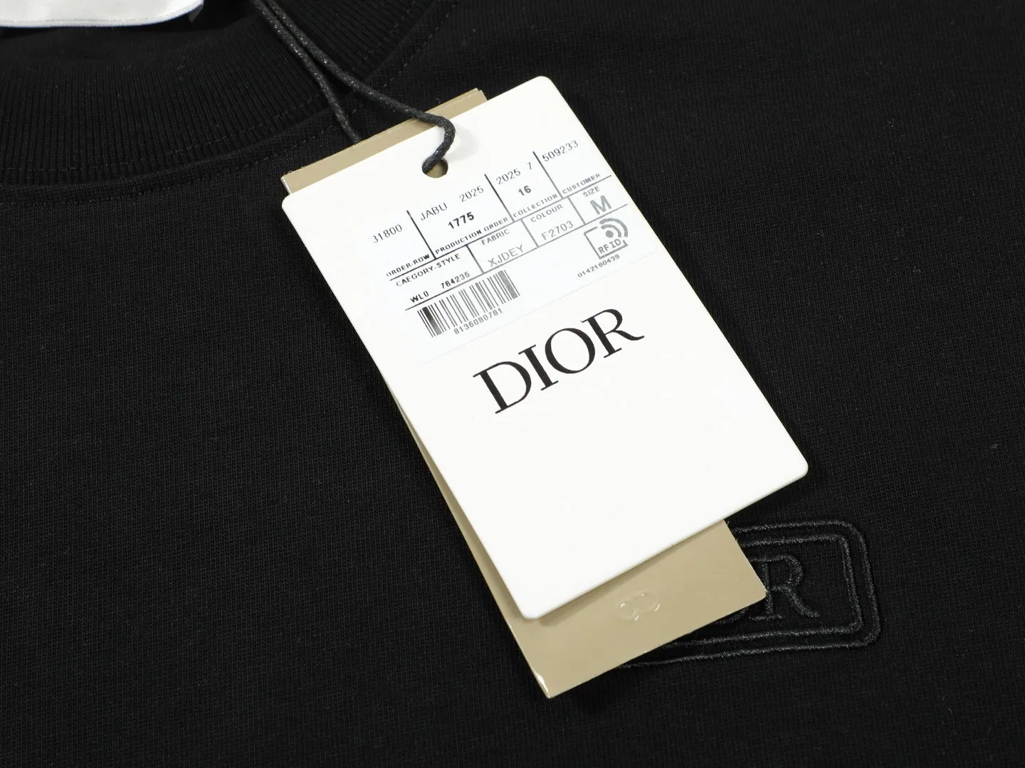 🅿️160 DIOR Dior letter embroidery LOGO‼ ️Short-sleeved T-shirt® *Customized 280g cotton fabric, the fabric is soft, skin-friendly and comfortable *Laminated letter logo on the front *A very simple and elegant one that is unparalleled in terms of upper body comfort, interpreting your luxury and taste, and creating your fashionable charm. ⚠️Washing method: It is recommended to dry clean or wrap the reverse side in a laundry bag and machine wash it quickly in cold water and let it dry naturally! ⚠️ Unisex style 𝐂𝐎𝐋𝐎𝐔𝐑: White Black 𝐒𝐈𝐙𝐄: S-XL