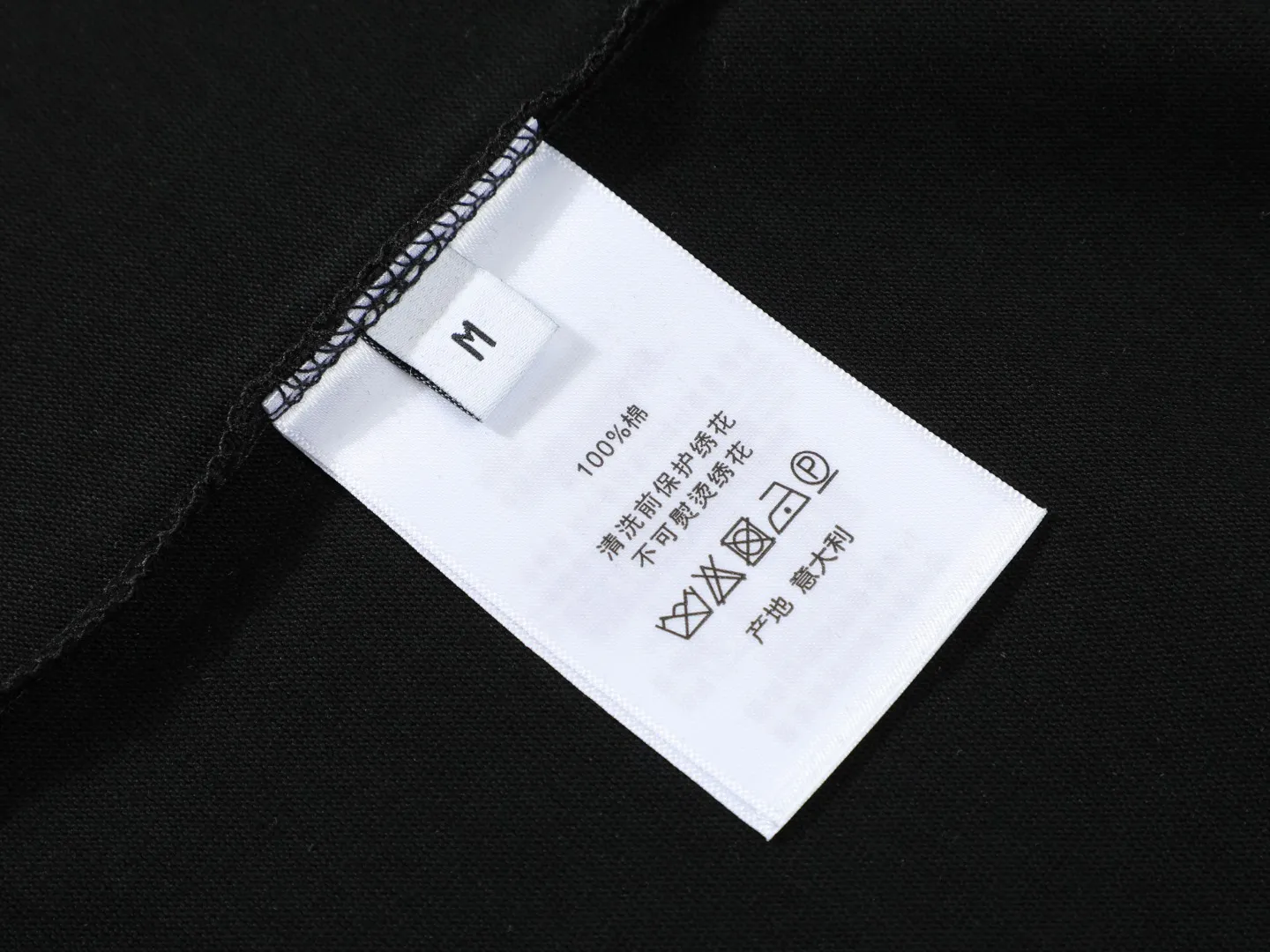 🅿️160 DIOR Dior letter embroidery LOGO‼ ️Short-sleeved T-shirt® *Customized 280g cotton fabric, the fabric is soft, skin-friendly and comfortable *Laminated letter logo on the front *A very simple and elegant one that is unparalleled in terms of upper body comfort, interpreting your luxury and taste, and creating your fashionable charm. ⚠️Washing method: It is recommended to dry clean or wrap the reverse side in a laundry bag and machine wash it quickly in cold water and let it dry naturally! ⚠️ Unisex style 𝐂𝐎𝐋𝐎𝐔𝐑: White Black 𝐒𝐈𝐙𝐄: S-XL