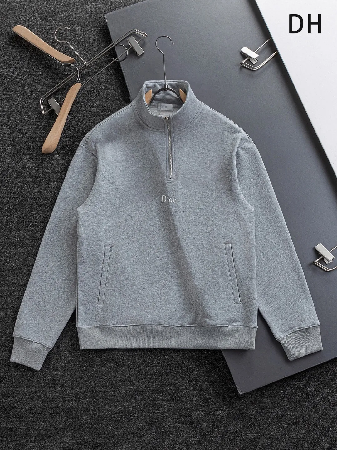 🅿️320 DIOR Dior CD micro wide version S-XL DIOR 25ss autumn and winter stand-up collar sweatshirt new Paris fashion show timeless classic style Stand collar, chest zipper, CD letter embroidered 🪡 logo pattern, the back panel is the leader in the luxury world, D family is well-deserved, and the piece I am going to talk about today, the first thing that catches the eye is the loose and comfortable black and white solid color version~~ The ribbed round collar has become the best modification of its version, while D family has the upper body LOGO listed on the front, and the unique letter logo patch embroidery design highlights the texture! The most traditional modification method combined with the simplest color scale contrast forms the strongest and direct contrast, and this is often the most concise and clear minimalist modification method~~A nostalgic classic atmosphere also spreads in this work inadvertently! ! Featuring a distinctive 47 logo patch embroidery on the front, a unique tribute to Dior's historic year! Coupled with the blessing of 440 grams of cotton material, both the comfort of the upper body is unparalleled. It can be said to be a must-have companion in summer. The excellent breathability and comfortable wearing feeling are unparalleled~ Recommended! ! Color: Gray Green Size: S-XL Size chart: S: Shoulder width 51-Bust 56-Length 69 M: Shoulder width 52.5-Bust 58-Length 71 L: Shoulder width 54-Bust 60-Length 73 XL: Shoulder width 55.5-Bust 62-Length 75