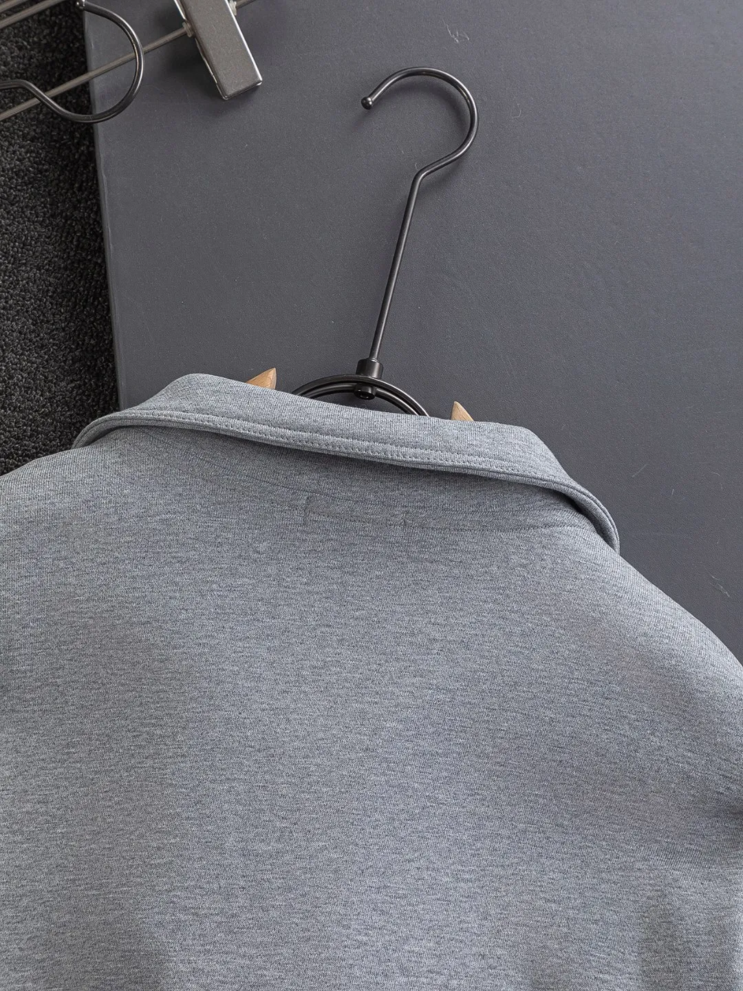 🅿️320 DIOR Dior CD micro wide version S-XL DIOR 25ss autumn and winter stand-up collar sweatshirt new Paris fashion show timeless classic style Stand collar, chest zipper, CD letter embroidered 🪡 logo pattern, the back panel is the leader in the luxury world, D family is well-deserved, and the piece I am going to talk about today, the first thing that catches the eye is the loose and comfortable black and white solid color version~~ The ribbed round collar has become the best modification of its version, while D family has the upper body LOGO listed on the front, and the unique letter logo patch embroidery design highlights the texture! The most traditional modification method combined with the simplest color scale contrast forms the strongest and direct contrast, and this is often the most concise and clear minimalist modification method~~A nostalgic classic atmosphere also spreads in this work inadvertently! ! Featuring a distinctive 47 logo patch embroidery on the front, a unique tribute to Dior's historic year! Coupled with the blessing of 440 grams of cotton material, both the comfort of the upper body is unparalleled. It can be said to be a must-have companion in summer. The excellent breathability and comfortable wearing feeling are unparalleled~ Recommended! ! Color: Gray Green Size: S-XL Size chart: S: Shoulder width 51-Bust 56-Length 69 M: Shoulder width 52.5-Bust 58-Length 71 L: Shoulder width 54-Bust 60-Length 73 XL: Shoulder width 55.5-Bust 62-Length 75