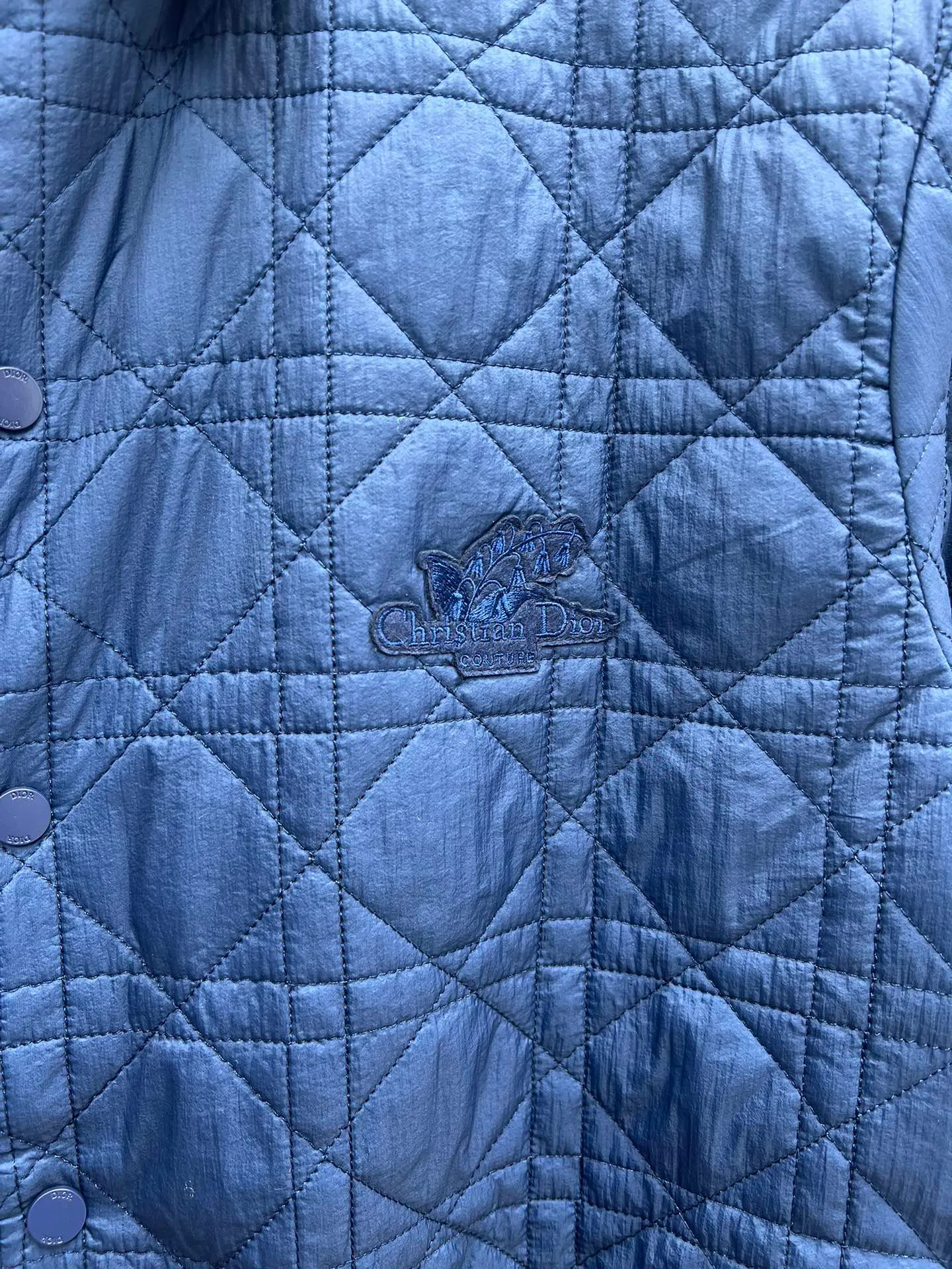 🅿️570 Dior 25ss new coat shirt highlights Christian Dior Couture embroidery and is embellished with lily of the valley flowers, paying tribute to Mr. Dior’s love for flowers. Carefully crafted from dark blue technical fabric, it's decorated with a classic cannage pattern throughout and features eye-catching side slits with metal snaps. Easily paired with jeans and a T-shirt for a chic coordinating look. Size: S.M.L.XL.