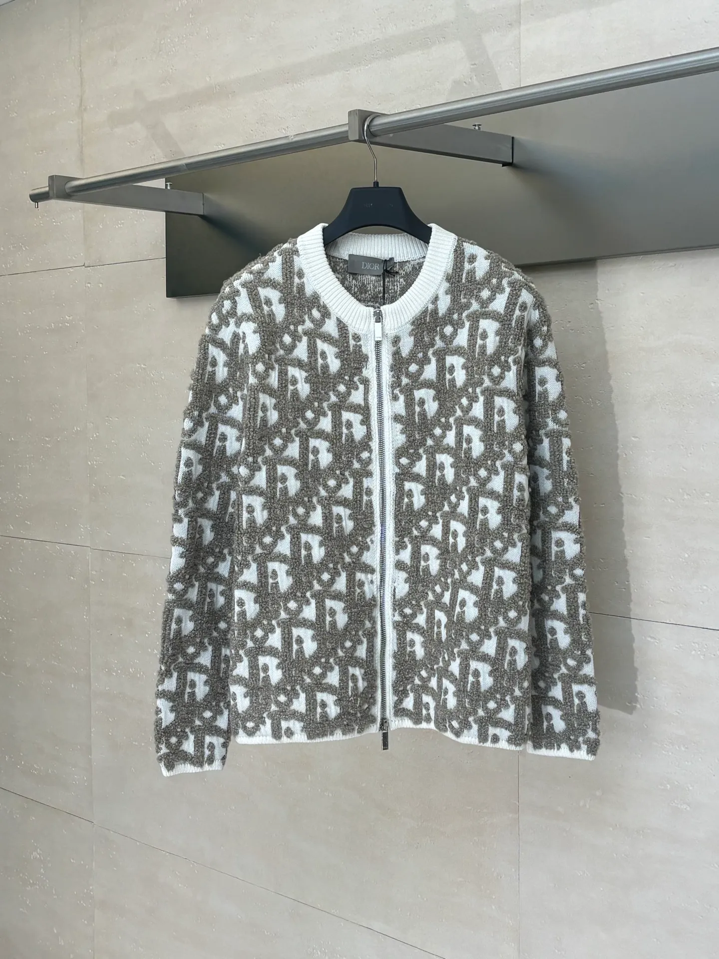 🅿️750 Dio*/Dior 25SS new all-over printed jacquard zipper cardigan jacket. The wool material is made of 50 wool 50 polyamide fiber 16 count double-ply blended yarn. The inside is made of 100% combed compact spinning 40 count cotton yarn, and the panels are custom-dyed in gray green and light blue. The pattern yarn is first twisted into one yarn from 5 yarns. The whole piece is embroidered with a Japanese imported computer machine and a 3-color jacquard towel with a round neck and long sleeves. Specially processed two-sleeve zipper, special washing process, specific hardware three-label washing Size: S/M/L/XL