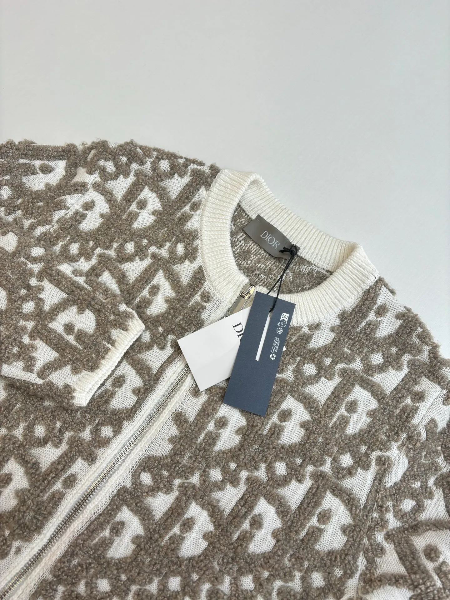 🅿️750 Dio*/Dior 25SS new all-over printed jacquard zipper cardigan jacket. The wool material is made of 50 wool 50 polyamide fiber 16 count double-ply blended yarn. The inside is made of 100% combed compact spinning 40 count cotton yarn, and the panels are custom-dyed in gray green and light blue. The pattern yarn is first twisted into one yarn from 5 yarns. The whole piece is embroidered with a Japanese imported computer machine and a 3-color jacquard towel with a round neck and long sleeves. Specially processed two-sleeve zipper, special washing process, specific hardware three-label washing Size: S/M/L/XL