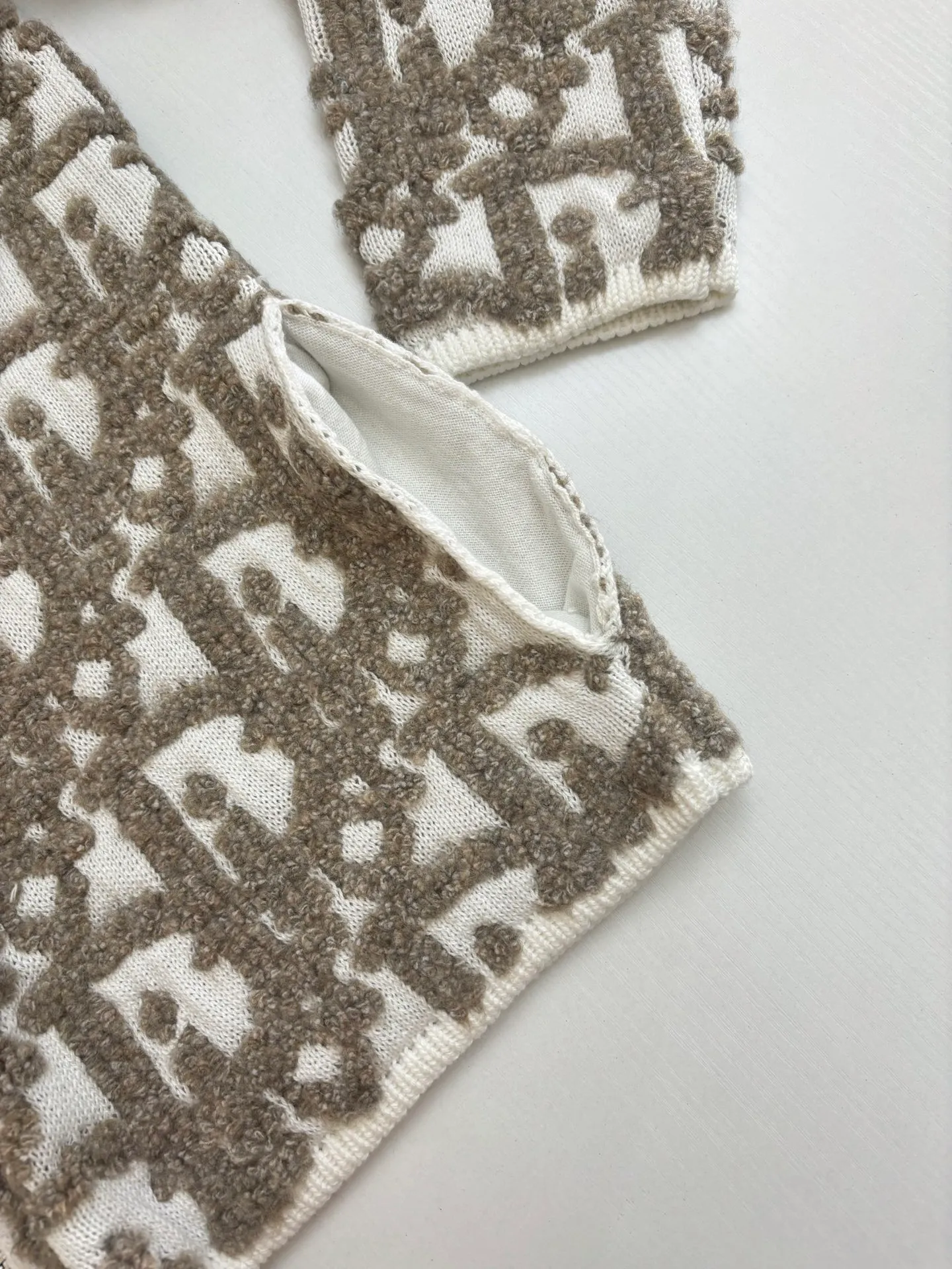 🅿️750 Dio*/Dior 25SS new all-over printed jacquard zipper cardigan jacket. The wool material is made of 50 wool 50 polyamide fiber 16 count double-ply blended yarn. The inside is made of 100% combed compact spinning 40 count cotton yarn, and the panels are custom-dyed in gray green and light blue. The pattern yarn is first twisted into one yarn from 5 yarns. The whole piece is embroidered with a Japanese imported computer machine and a 3-color jacquard towel with a round neck and long sleeves. Specially processed two-sleeve zipper, special washing process, specific hardware three-label washing Size: S/M/L/XL