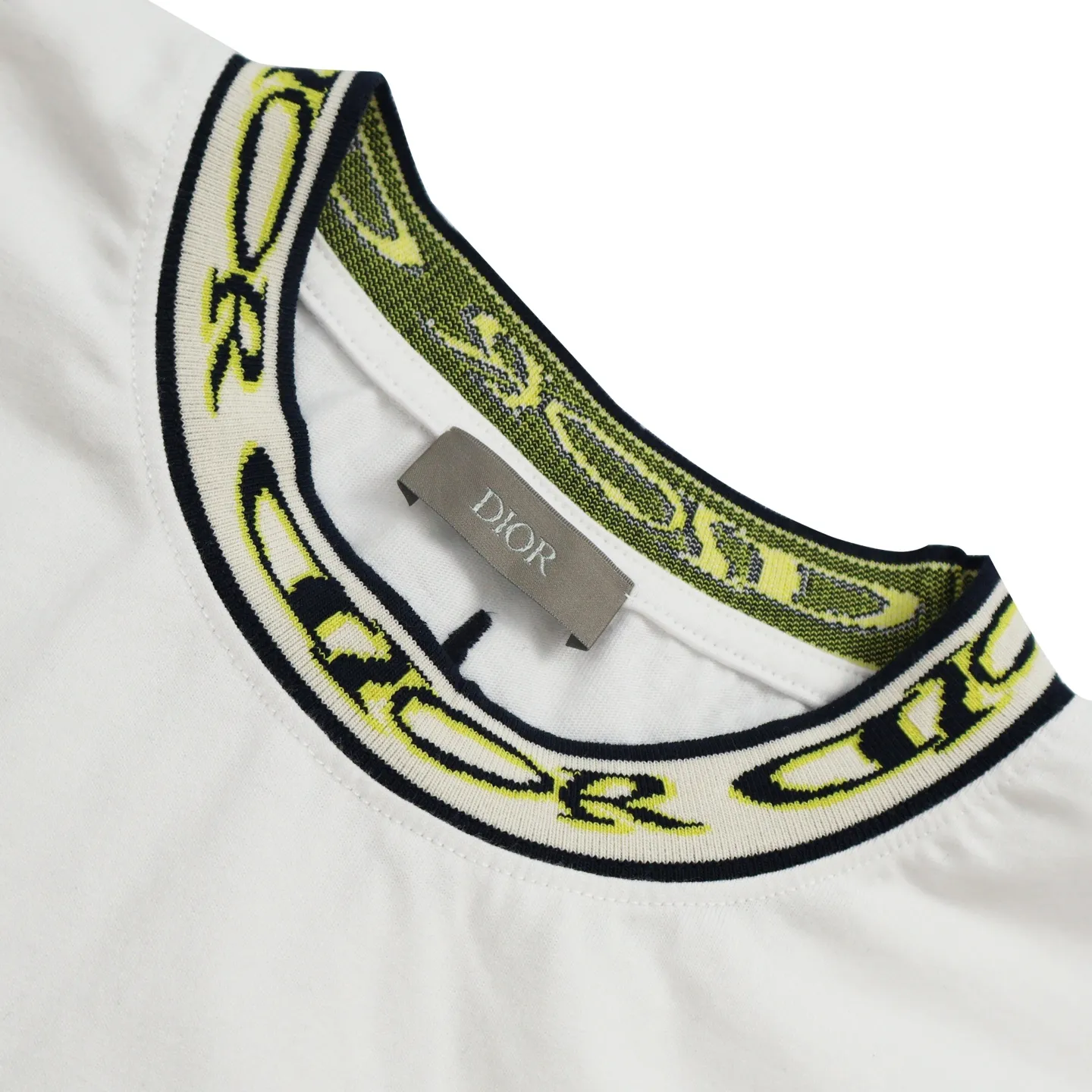 🅿️270 [Exclusive supply] CD artistic font rib short sleeves. Originally purchased and developed for 7,200, made of 15S fine cotton plain weave, 230g; paired with threaded 32S double yarn drawbar, 300g. 15S is a relatively thick yarn used to make thicker and more durable fabrics. The fabric made of pure cotton natural fiber has the characteristics of good hygroscopicity, strong breathability, softness and comfort. Draw flowers on the original artistic fonts, and weave a floral collar pattern with specific yarns of different colors. Fully computerized jacquard machine, the so-called computerized jacquard machine is to store the pattern data in a computer disk in advance, then put the disk into the computer of the loom, and the computer will control the weaving. The exquisite jacquard flat machine collar has clear and unique texture, rich color layers and is not easy to deform. Special double-layer weaving technology, rich color layering, strong three-dimensional jacquard effect on the surface, comfortable and skin-friendly, and good breathability. Size:S-M-L