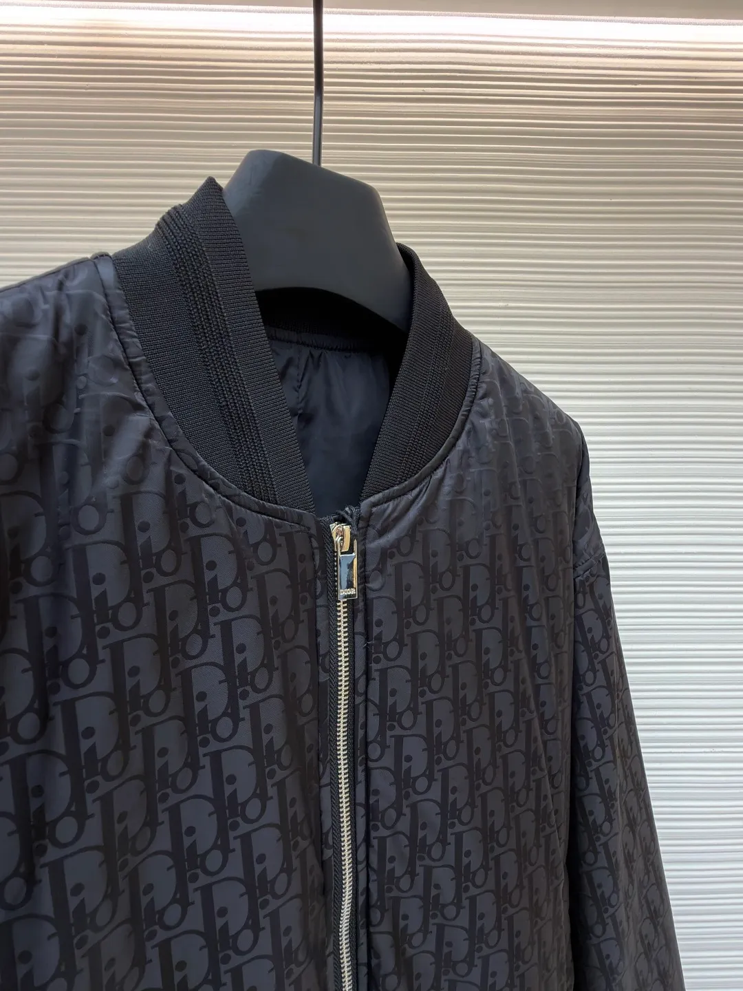 Dior flight jacket ●Original version: Purchased and developed for 21000 ●Item number: 1680817-C10 ●Fabric: nylon fabric ●Technology: Printing ●Version: Fitted version ●Weight: about 570 grams ●Size: 46-48-50-52 ●Description: This aviator is carefully made of jacquard technical fabric and decorated with a Diamond pattern throughout, which was designed by Marc Bohan. Bohan) in 1974, it reinterprets the initials with a three-dimensional line diamond pattern. It has a casual and classic silhouette with ribbed collar, cuffs and hem. The comfortable tailoring highlights the sporty style. It can be matched with and create a sophisticated casual look. It is decorated with Diamond jacquard pattern all over. Two-way zipper closure with engraving. Dr logo zipper pull, side welt pockets, ribbed collar, cuffs and hem👍. There are five colors to choose from. The shape is handsome and generous. It is the same style for men and women. Highly recommended! The overall wiring is straight and delicate, the fabric is comfortable and soft, and the color is consistent without color difference. It can be matched with the same style to create a fashionable look and control various occasions. Customized accessories, complete with three standards, same style for men and women!