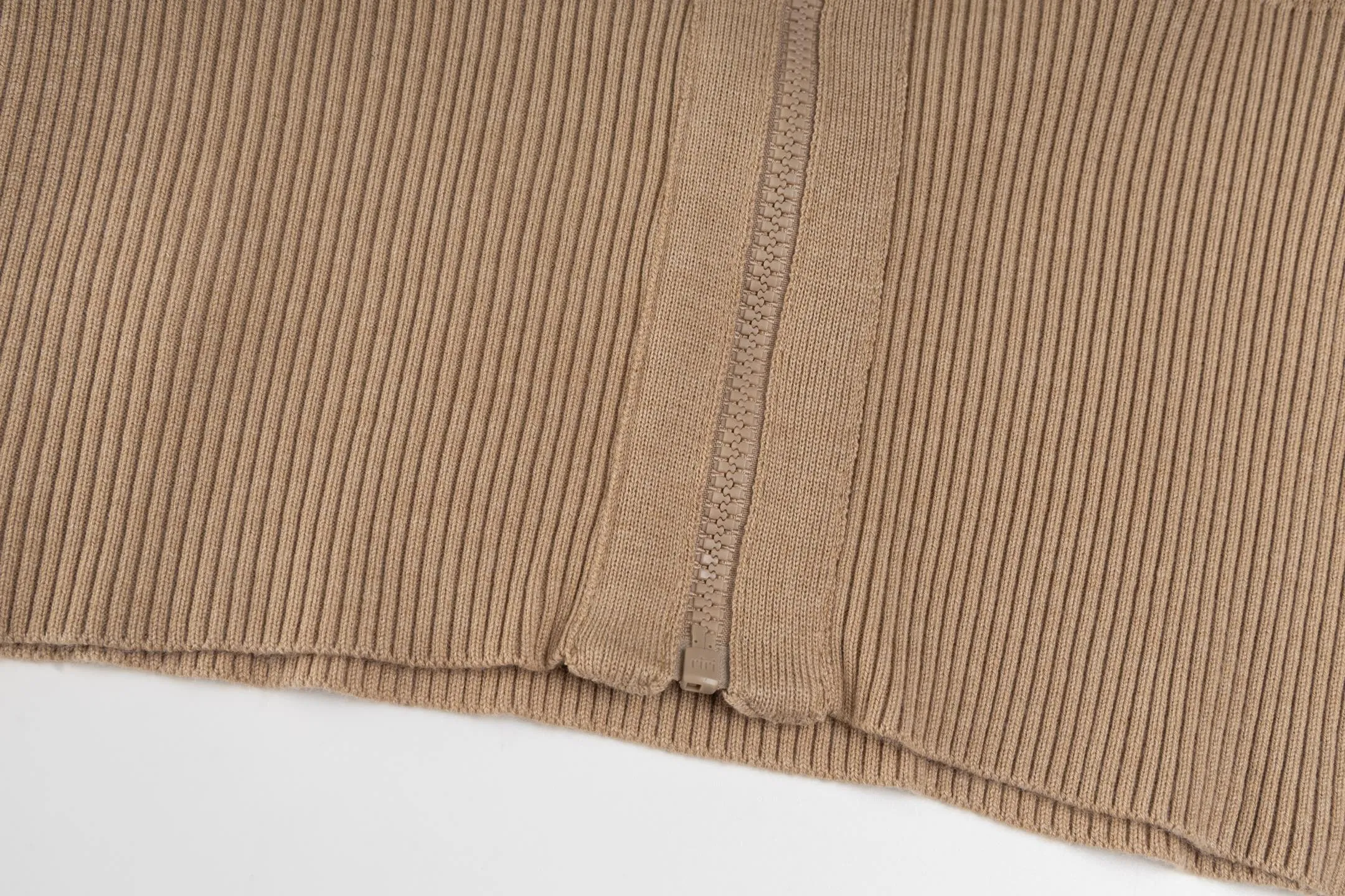 🅿️520 [Exclusive supply] CD 25FW presbyopic double-sided military collar zipper knitted jacket (khaki). The original purchase was 32,000 and developed. The fabric is carefully made of high-quality cashmere blended knitted fabric. This DIOR cardigan reinterprets the brand's classic logo in an innovative way. The double-sided design brings two wearing styles: one side is simple and pure gray, and the other side shows the iconic Oblique print pattern. The short slim fit and front zipper closure make it easy to wear on a daily basis. The details are ribbed on the collar, cuffs and hem to ensure comfort and maintain the silhouette. The medium-thick knit gives the garment just the right amount of warmth and drape. The lining-free design maintains the overall lightness. Professional dry cleaning is recommended. This cardigan can be layered with Oblique printed items from the same series to easily create a layered and exquisite look, perfectly demonstrating DIOR's ultimate pursuit of materials and craftsmanship. Size:S/M/L