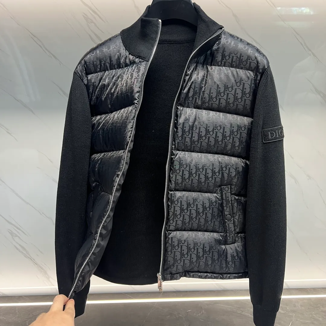 🅿️720. 💎Higher version💎Dior CD Home 2023 Black Our very slow hardware comes from the hardware zippers and electroplating process introduced from Taiwan. You can compare my zipper with other zippers. You can hear the sound of the zipper. It is tight, smooth, and smooth. Secondly, our buttons are all facing in one direction. The buttons use the latest technology TPU apron. The reset is more sensitive than ordinary metal. The tensioner damping has higher precision in each touch, is more wear-resistant, and is more durable. Third, please note that wool products are bound to pill, but the probability of pilling varies depending on the time and place of use (it is recommended not to buy it). Fourth, please put mothballs on wool products when they are not being worn. The fabric is still made using Japan's Mitsubishi Textile jacquard technology with a high density of 150,000 stitches per square centimeter. It is then dip-dyed with pure water from Japan's Komatsu Refining Co., Ltd. in non-circulating segments, ensuring that every square foot of cloth on your body can be colorful with small color difference and energetic reflections can be seen on the sides. All pockets are made of pure cotton TR cloth. Pockets are the places we touch most during use. It may be touched hundreds of times a day, so we insist on saving money, and you can't tell if we can reduce the cost by 10 yuan. However, in order to pursue durability, and the original FK, we still choose the fabric used to make overalls as pocket cloth. This kind of fabric is widely used to make overalls, suit pants, suits, outdoor camping, and jungle trekking fabrics, so there is no problem if you touch your pockets hundreds of times a day. 95% pure white duck down, top-notch world-destroying version, and only made in one order. Hurry up and put it on the shelves, it may be taken off the shelves soon. Color: black, navy blue, gray, white Size: 44, 46, 48, 50, 52