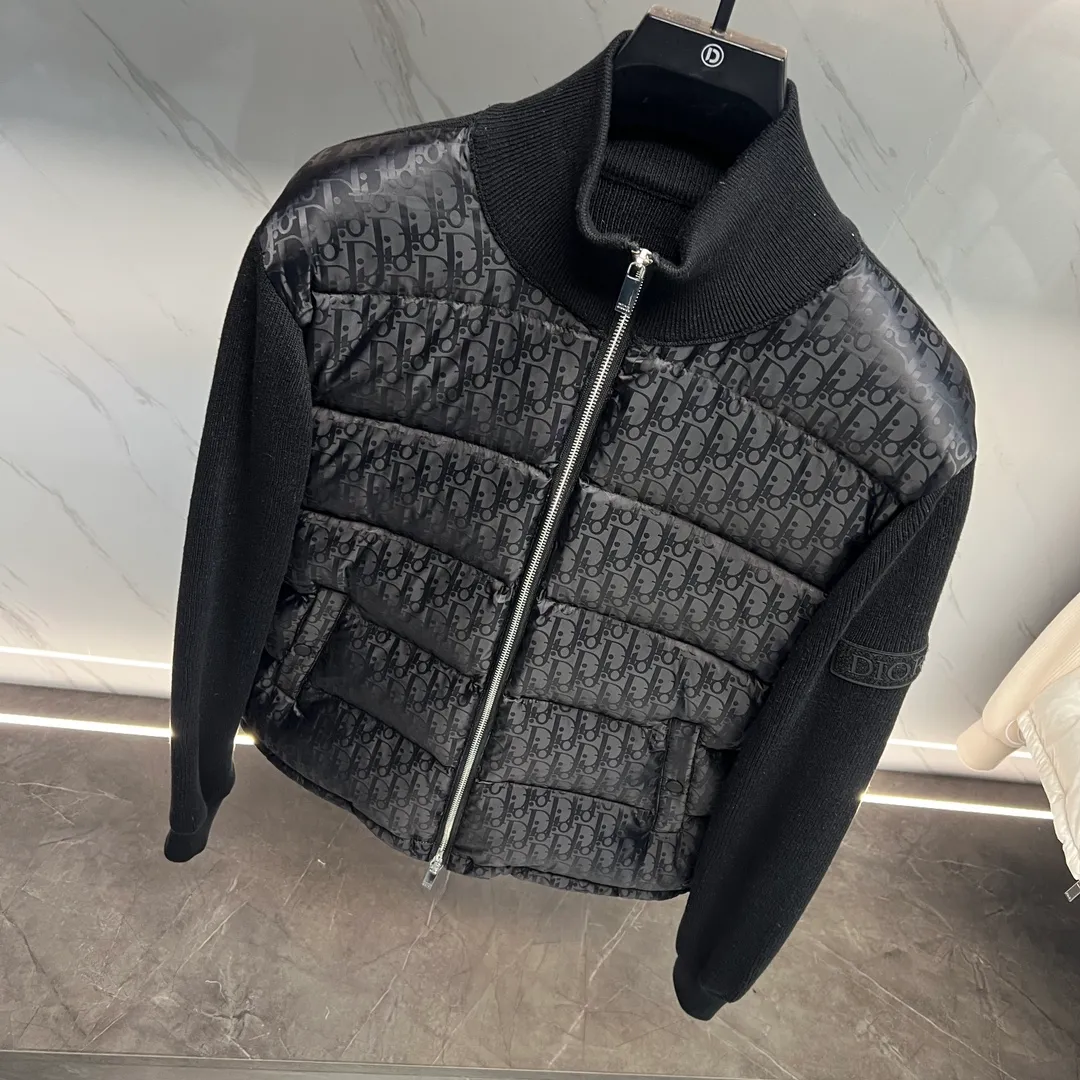 🅿️720. 💎Higher version💎Dior CD Home 2023 Black Our very slow hardware comes from the hardware zippers and electroplating process introduced from Taiwan. You can compare my zipper with other zippers. You can hear the sound of the zipper. It is tight, smooth, and smooth. Secondly, our buttons are all facing in one direction. The buttons use the latest technology TPU apron. The reset is more sensitive than ordinary metal. The tensioner damping has higher precision in each touch, is more wear-resistant, and is more durable. Third, please note that wool products are bound to pill, but the probability of pilling varies depending on the time and place of use (it is recommended not to buy it). Fourth, please put mothballs on wool products when they are not being worn. The fabric is still made using Japan's Mitsubishi Textile jacquard technology with a high density of 150,000 stitches per square centimeter. It is then dip-dyed with pure water from Japan's Komatsu Refining Co., Ltd. in non-circulating segments, ensuring that every square foot of cloth on your body can be colorful with small color difference and energetic reflections can be seen on the sides. All pockets are made of pure cotton TR cloth. Pockets are the places we touch most during use. It may be touched hundreds of times a day, so we insist on saving money, and you can't tell if we can reduce the cost by 10 yuan. However, in order to pursue durability, and the original FK, we still choose the fabric used to make overalls as pocket cloth. This kind of fabric is widely used to make overalls, suit pants, suits, outdoor camping, and jungle trekking fabrics, so there is no problem if you touch your pockets hundreds of times a day. 95% pure white duck down, top-notch world-destroying version, and only made in one order. Hurry up and put it on the shelves, it may be taken off the shelves soon. Color: black, navy blue, gray, white Size: 44, 46, 48, 50, 52