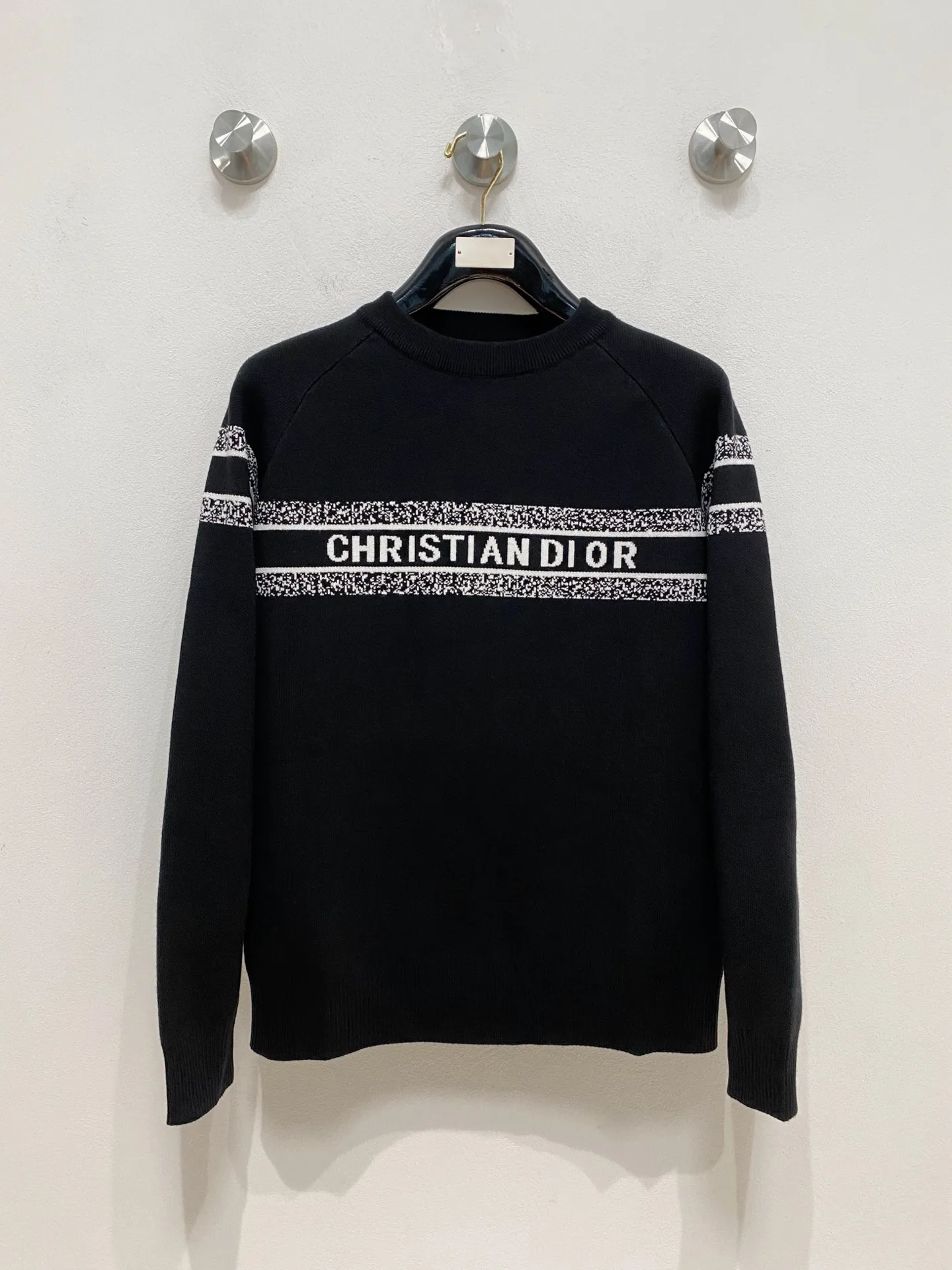 🅿️440 Dior crew neck sweater, made of wool blended yarn, has good warmth retention, fluffy and soft, doubles skin care, giving you a lightweight wearing experience. High-quality natural fibers ensure high-quality life. The whole piece adopts solid color single-sided craftsmanship, leaving loose space when fit, solid color plain weave, neat texture, solid color design, durable and high-end. The workmanship is meticulous, fashionable and versatile. The reverse shoulder design is simple and comfortable. At the same time, it uses counter stitching to highlight the quality in the details, making the temperament more low-key, restrained, calm and stylish, and better showing the clean and tidy side of successful men. The collar, cuffs, and hem are made of dense rib weaving, which is tight and elastic, not easy to deform, and highlights the details and texture. Whether worn alone or layered, it can not only give you a warm feeling, but also give you a sophisticated sense of fashion.      Size: M-XXXL