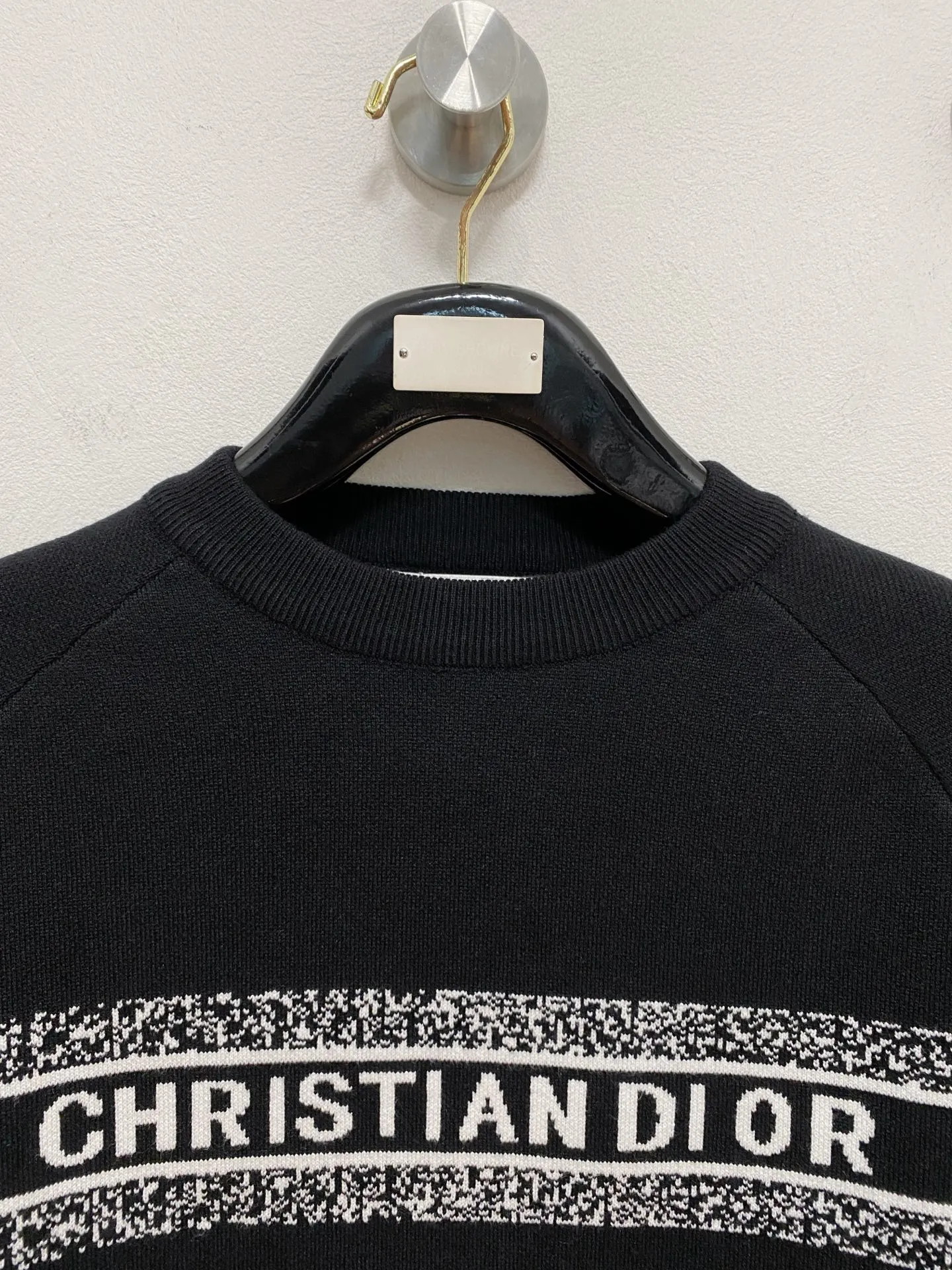 🅿️440 Dior crew neck sweater, made of wool blended yarn, has good warmth retention, fluffy and soft, doubles skin care, giving you a lightweight wearing experience. High-quality natural fibers ensure high-quality life. The whole piece adopts solid color single-sided craftsmanship, leaving loose space when fit, solid color plain weave, neat texture, solid color design, durable and high-end. The workmanship is meticulous, fashionable and versatile. The reverse shoulder design is simple and comfortable. At the same time, it uses counter stitching to highlight the quality in the details, making the temperament more low-key, restrained, calm and stylish, and better showing the clean and tidy side of successful men. The collar, cuffs, and hem are made of dense rib weaving, which is tight and elastic, not easy to deform, and highlights the details and texture. Whether worn alone or layered, it can not only give you a warm feeling, but also give you a sophisticated sense of fashion.      Size: M-XXXL