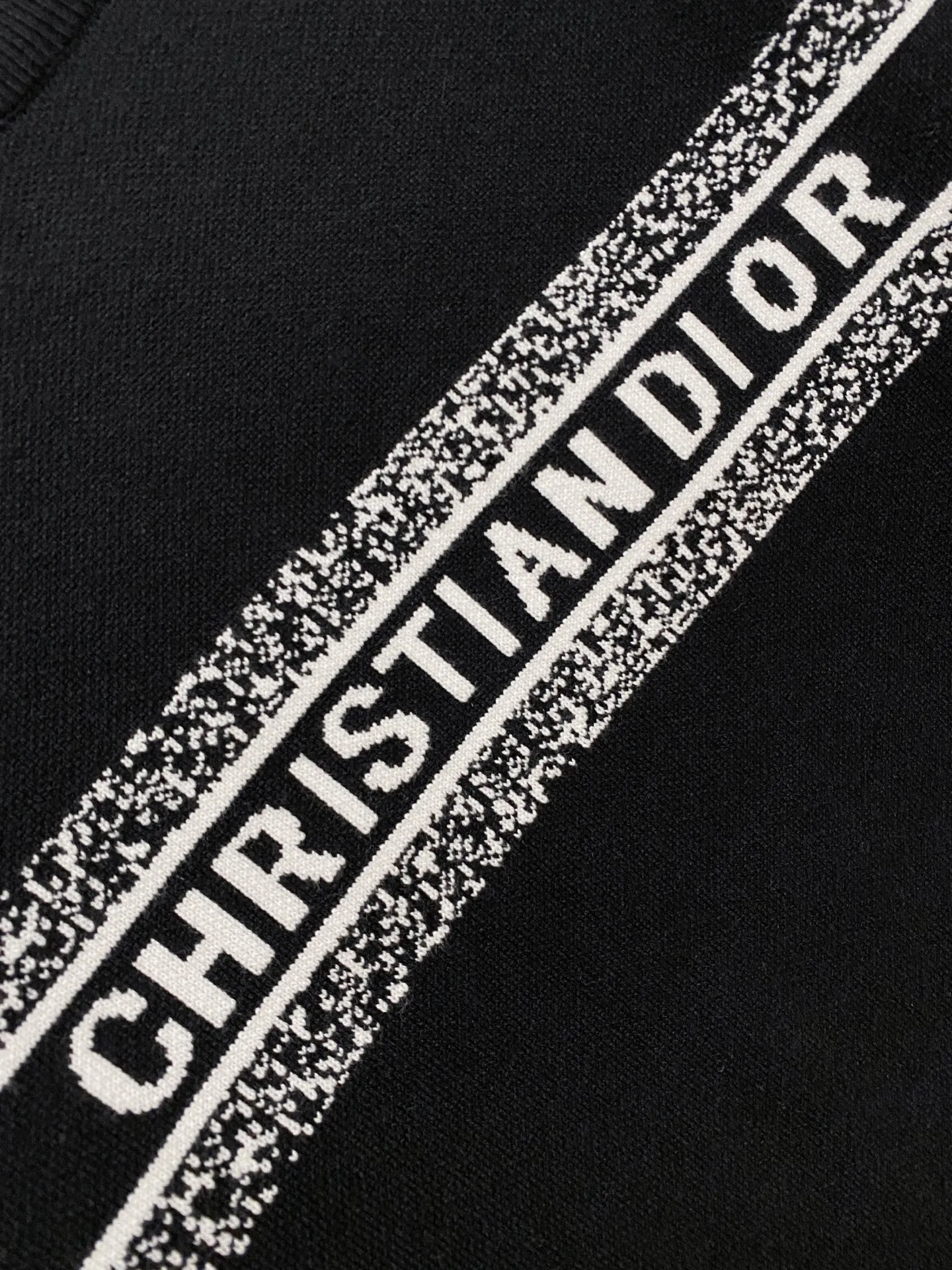 🅿️440 Dior crew neck sweater, made of wool blended yarn, has good warmth retention, fluffy and soft, doubles skin care, giving you a lightweight wearing experience. High-quality natural fibers ensure high-quality life. The whole piece adopts solid color single-sided craftsmanship, leaving loose space when fit, solid color plain weave, neat texture, solid color design, durable and high-end. The workmanship is meticulous, fashionable and versatile. The reverse shoulder design is simple and comfortable. At the same time, it uses counter stitching to highlight the quality in the details, making the temperament more low-key, restrained, calm and stylish, and better showing the clean and tidy side of successful men. The collar, cuffs, and hem are made of dense rib weaving, which is tight and elastic, not easy to deform, and highlights the details and texture. Whether worn alone or layered, it can not only give you a warm feeling, but also give you a sophisticated sense of fashion.      Size: M-XXXL