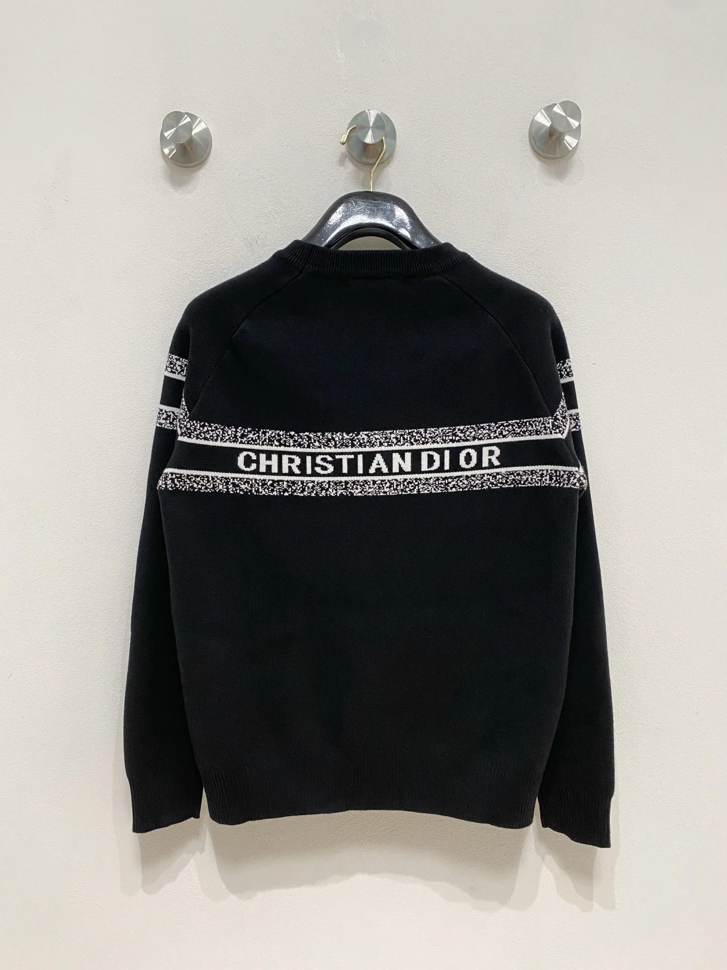 🅿️440 Dior crew neck sweater, made of wool blended yarn, has good warmth retention, fluffy and soft, doubles skin care, giving you a lightweight wearing experience. High-quality natural fibers ensure high-quality life. The whole piece adopts solid color single-sided craftsmanship, leaving loose space when fit, solid color plain weave, neat texture, solid color design, durable and high-end. The workmanship is meticulous, fashionable and versatile. The reverse shoulder design is simple and comfortable. At the same time, it uses counter stitching to highlight the quality in the details, making the temperament more low-key, restrained, calm and stylish, and better showing the clean and tidy side of successful men. The collar, cuffs, and hem are made of dense rib weaving, which is tight and elastic, not easy to deform, and highlights the details and texture. Whether worn alone or layered, it can not only give you a warm feeling, but also give you a sophisticated sense of fashion.      Size: M-XXXL