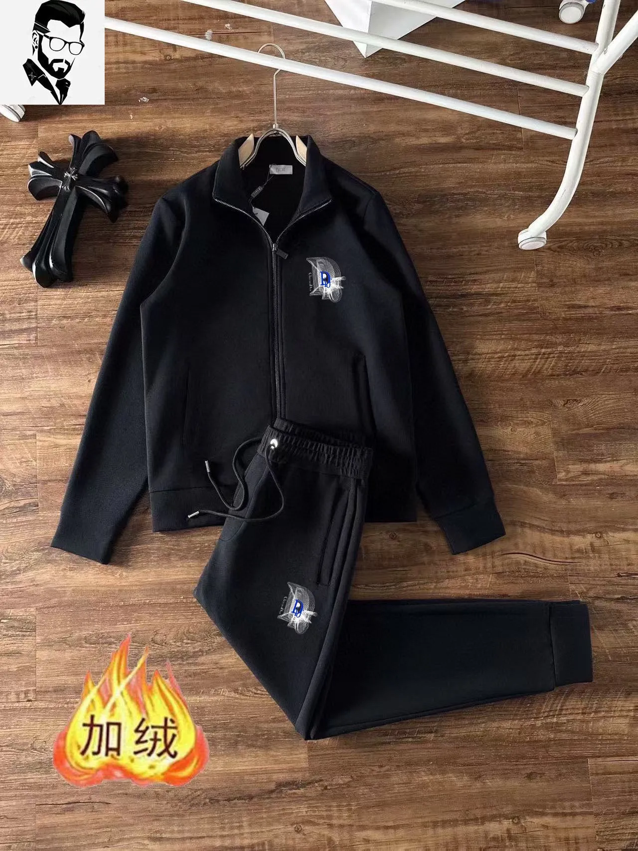 🅿️460 brand [DIOR Dior] (velvet and thickened) 2025 autumn and winter new product, celebrities' favorite fashion-flavored casual suit, clean and neat tailoring, full of urban style. Made of high-quality customized fabrics, the inner warmth is excellent, the hand feels soft and dry, and the upper body effect is crisp and stylish. The three-dimensional cutting process and the pattern are all of high standards, and the silhouette version has the right benefits! It is not tight at all, and you feel good when you put it on. So many top-quality raw materials create high-end products with unparalleled value. It is the first choice for high-end fashion people. (Size: M-4XL can wear up to 200 pounds)