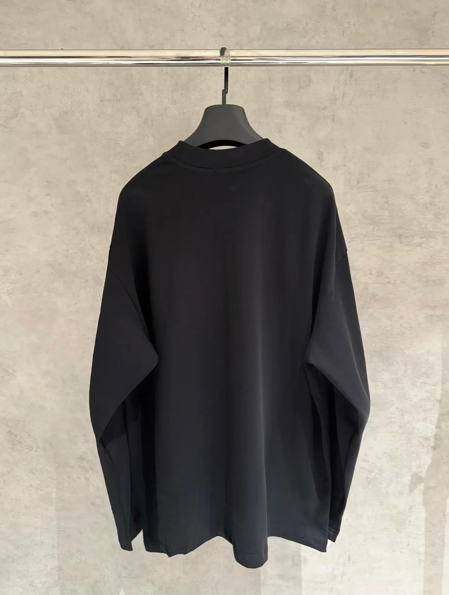 🅿️310 [Strict quality control] Dior's new long-sleeved sweatshirt T-shirt. Heavy 420g double yarn fabric. Beaded on the front. Wash the whole garment twice. Frayed and torn on all four sides. Heavy fabric. The neckline is made of icy Salona. Loose fit. Deep, wide and stylish. No deformation or shrinkage. Color: 2 colors black and white. Size: M-2xl.