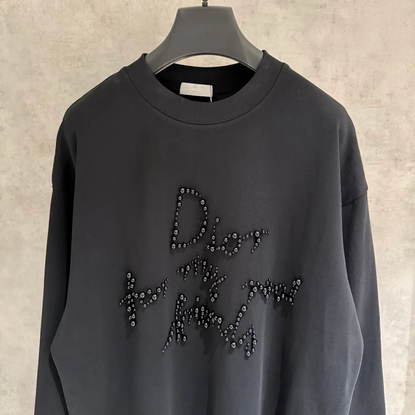 🅿️310 [Strict quality control] Dior's new long-sleeved sweatshirt T-shirt. Heavy 420g double yarn fabric. Beaded on the front. Wash the whole garment twice. Frayed and torn on all four sides. Heavy fabric. The neckline is made of icy Salona. Loose fit. Deep, wide and stylish. No deformation or shrinkage. Color: 2 colors black and white. Size: M-2xl.