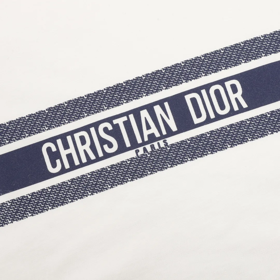🅿️230 DIOR/Dior Pocket Decorative Splicing Short Sleeve T-shirt. The simple yet refined OS short T.Oblique splicing design creates a modern trendy look. Knitted cotton fabric is made using advanced knitting micro-density equipment to ensure that the product’s cutting shape and features are both trendy and fashionable. The spliced design of the thick cotton Oblique pocket and the printed logo strap on the back have a unique retro soft feel, full of street style and more retro flavor, reflecting the perfect design brought by the brand's fashion. Same style for men and women. size：S-L