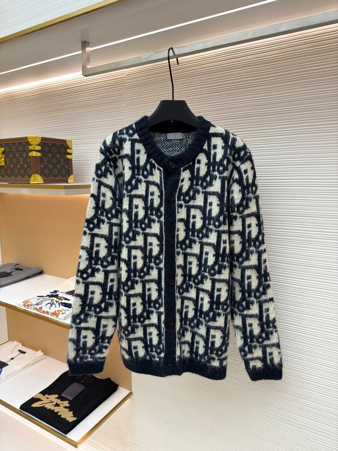 Dior mohair knitted cardigan ●Original version: Purchased and developed at 17989 ●Item number: 1681345-B60 ●Fabric: mohair fabric ●Technology: Knitted production ●Color: black and white ●Type: Fitted version ●Weight: about 705 grams ●Size: S-M-L-XL ●Description: This cardigan is made of mohair blended fabric, which is soft to the touch and has a fluffy texture. The brand's classic letter jacquard is displayed all over the body, which is realized through two-color knitting technology. The pattern texture is clear and three-dimensional, and the colors are distinct. The round neck design is processed by ribbing edge processing, and the neckline is stiff and not easy to deform; the placket is equipped with retro metal buttons, the color is old and echoes the overall style. The ribs on the cuffs and hem are made of high-elastic knitting technology to ensure good fit and resilience. The overall cut is a loose fit, and the splicing of the body uses seamless weaving technology to avoid exposed threads and improve wearing comfort. From jacquard craftsmanship to detail processing, every step reflects the exquisite control of luxury knitwear. It is a fusion of the brand's classic elements and high-end knitting craftsmanship. The overall wiring is straight and delicate, the fabric is comfortable and soft, and the color is consistent without color difference. It can be matched with the same style to create a fashionable look and control various occasions. Customized accessories, complete with three standards, same style for men and women!