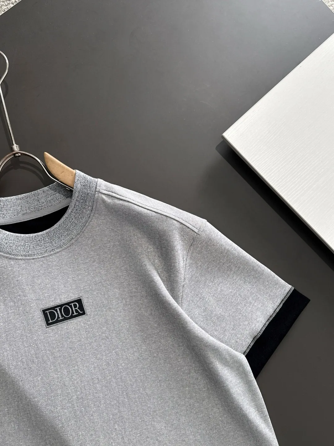 🅿️270 shipped next day Dior 2025 summer new style (top quality, differentiated currency) launches double yarn pure cotton fabric short sleeves, spring and summer catwalk style, personalized and exclusive style, same style for men and women, using imported custom-dyed fabrics, chain bottom back collar, fully shoulder-covering, no deformation or shrinkage when exposed to water, SIZE: M to 3XL