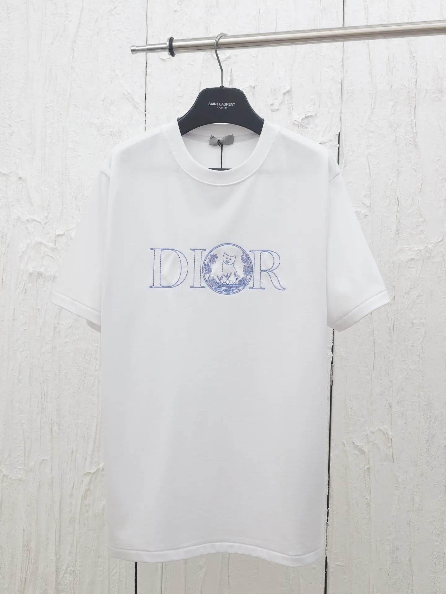 🅿️250 Dio*/Dior 25 new embroidered hollow letter cat pattern round neck short-sleeved T-shirt 270g washed cotton, 36 double yarns, stable, tight and thick feel Four-thread dense edges, double-thread collar edge, double-needle chain bottom hemming and threading Front embroidery, fine workmanship, the cat logo pattern is full of fun Size: S/M/L/XL