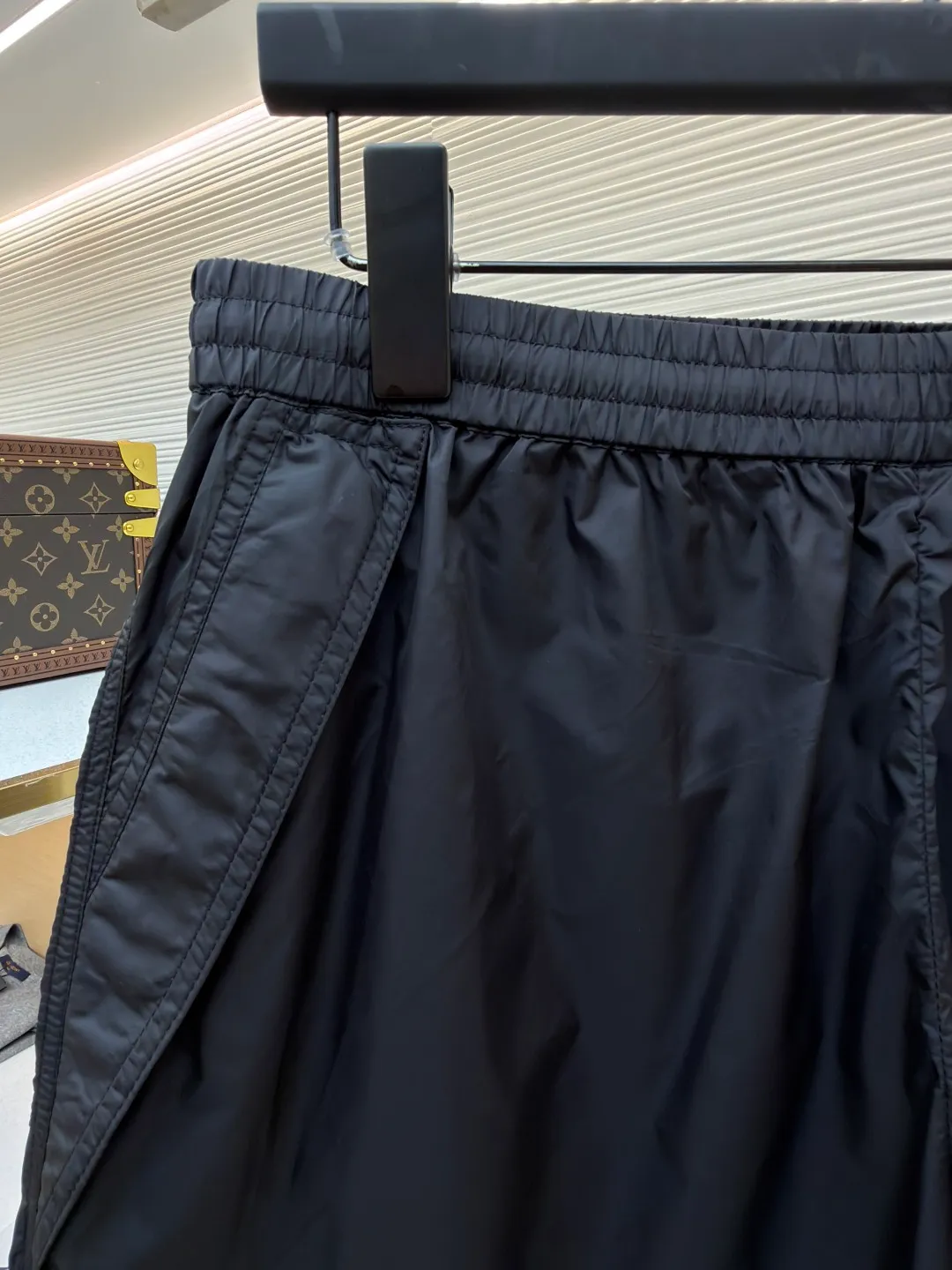 Prada triangle logo nylon shorts ●Original version: Purchased and developed for 9950 ●Item number: 1682248-A20 ●Fabric: nylon fabric ●Technology: Ergonomic three-dimensional cutting ●Color: black ●Version: Fitted version ●Weight: about 130 grams ●Size: 42-44-46-48 ●Description: Customized recycled polyester nylon fabric, refreshing and breathable, comfortable and skin-friendly, with deep black as the main color Pure and deep, the iconic Prada triangle logo is embellished on the body of the trousers, instantly injecting soul into the overall look and highlighting the brand's charm. The three-dimensional tailoring cleverly integrated into the sides adds layering and dynamics, showing off the ever-changing elf in the dressing world with its lightness. The infrared positioning of the "Prada triangle mark" by an imported special machine is more precise and firm. Ergonomic three-dimensional cutting returns to traditional craftsmanship through segmentation, folding, shrinking, and stretching techniques. The so-called slow work produces fine work, which is the respect for materials and the pursuit of feel. The workmanship is complex and tedious. The aging is slow. The fabrics are washed and washed. The hand feel and texture are better. It is not easy to deform, not easy to shrink, not easy to fade, and maintains long-term beauty. The overall wiring is straight and delicate, the fabric is comfortable and soft, and the color is consistent without color difference. It can be matched with the same style to create a fashionable look and control various occasions. Customized accessories, complete with three standards, same style for men and women!