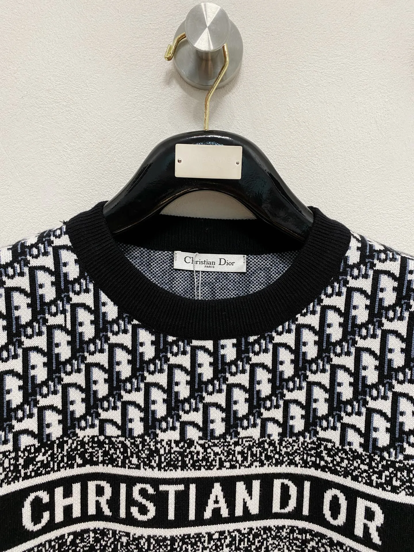 🅿️440 Dior crew neck sweater, made of wool blended yarn, has good warmth retention, fluffy and soft, doubles skin care, giving you a lightweight wearing experience. High-quality natural fibers ensure high-quality life. The whole piece adopts solid color single-sided craftsmanship, leaving loose space when fit, solid color plain weave, neat texture, solid color design, durable and high-end. The workmanship is meticulous, fashionable and versatile. The reverse shoulder design is simple and comfortable. At the same time, it uses counter stitching to highlight the quality in the details, making the temperament more low-key, restrained, calm and stylish, and better showing the clean and tidy side of successful men. The collar, cuffs, and hem are made of dense rib weaving, which is tight and elastic, not easy to deform, and highlights the details and texture. Whether worn alone or layered, it can not only give you a warm feeling, but also give you a sophisticated sense of fashion.      Size: M-XXXL