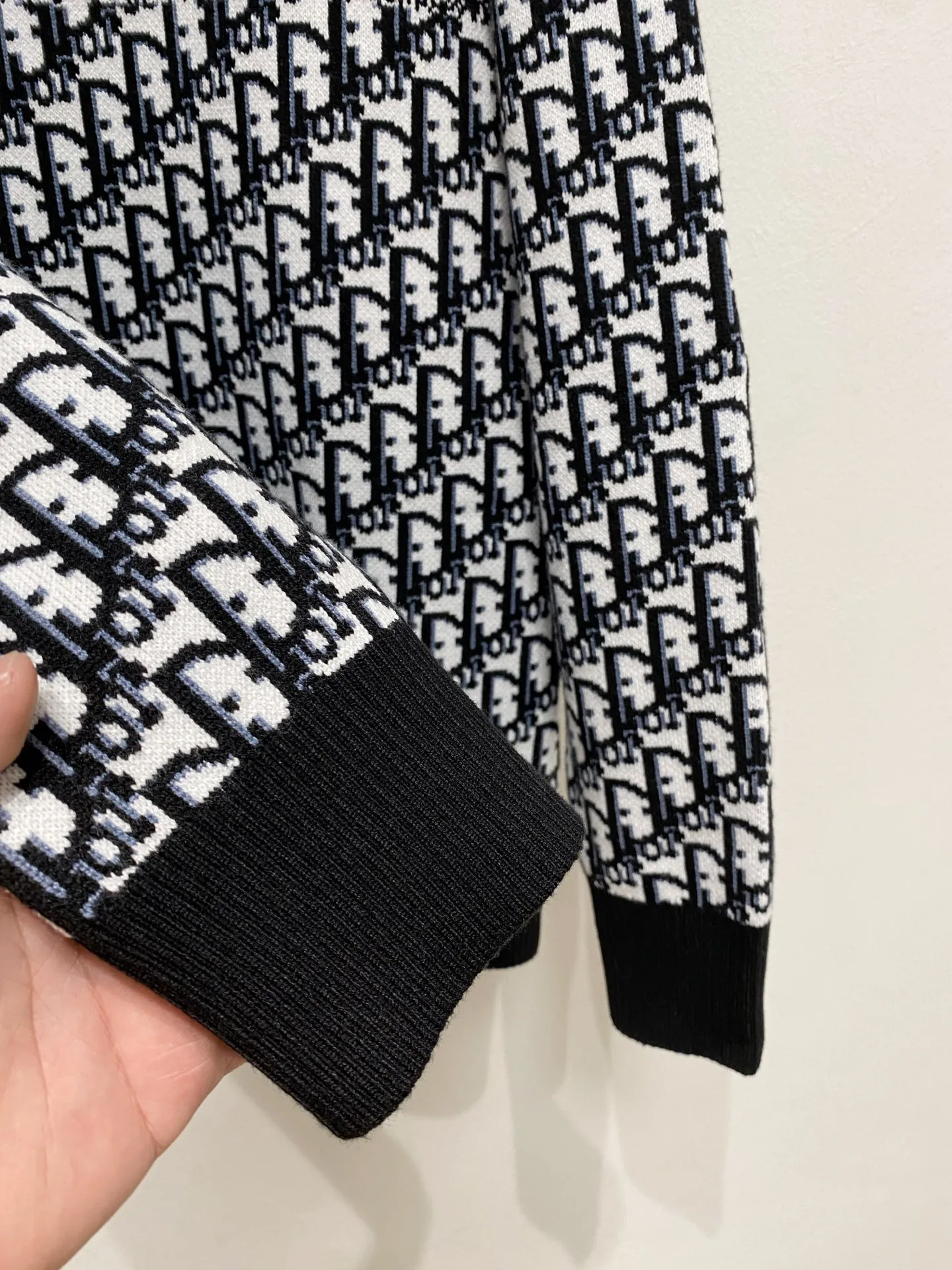 🅿️440 Dior crew neck sweater, made of wool blended yarn, has good warmth retention, fluffy and soft, doubles skin care, giving you a lightweight wearing experience. High-quality natural fibers ensure high-quality life. The whole piece adopts solid color single-sided craftsmanship, leaving loose space when fit, solid color plain weave, neat texture, solid color design, durable and high-end. The workmanship is meticulous, fashionable and versatile. The reverse shoulder design is simple and comfortable. At the same time, it uses counter stitching to highlight the quality in the details, making the temperament more low-key, restrained, calm and stylish, and better showing the clean and tidy side of successful men. The collar, cuffs, and hem are made of dense rib weaving, which is tight and elastic, not easy to deform, and highlights the details and texture. Whether worn alone or layered, it can not only give you a warm feeling, but also give you a sophisticated sense of fashion.      Size: M-XXXL