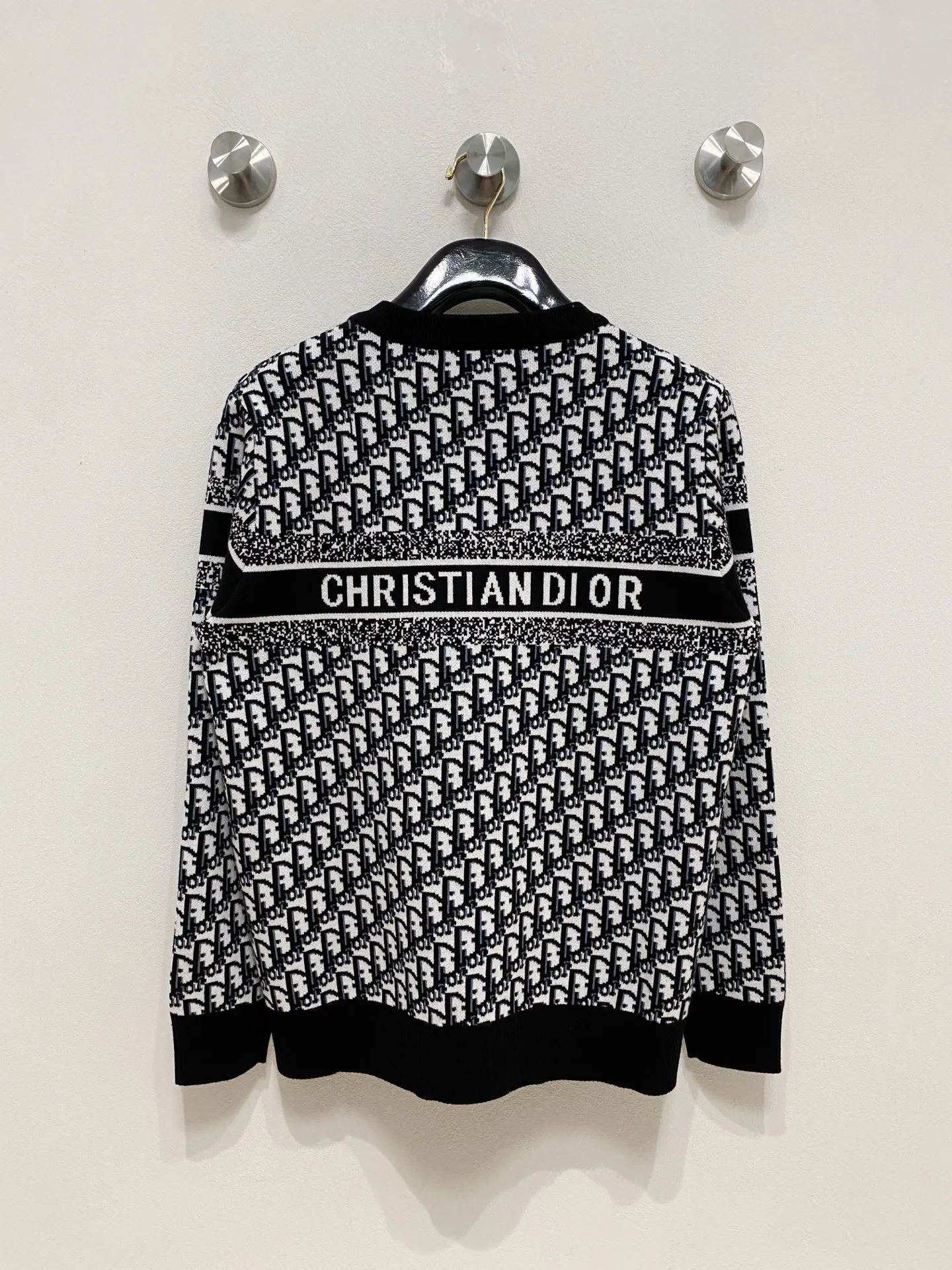 🅿️440 Dior crew neck sweater, made of wool blended yarn, has good warmth retention, fluffy and soft, doubles skin care, giving you a lightweight wearing experience. High-quality natural fibers ensure high-quality life. The whole piece adopts solid color single-sided craftsmanship, leaving loose space when fit, solid color plain weave, neat texture, solid color design, durable and high-end. The workmanship is meticulous, fashionable and versatile. The reverse shoulder design is simple and comfortable. At the same time, it uses counter stitching to highlight the quality in the details, making the temperament more low-key, restrained, calm and stylish, and better showing the clean and tidy side of successful men. The collar, cuffs, and hem are made of dense rib weaving, which is tight and elastic, not easy to deform, and highlights the details and texture. Whether worn alone or layered, it can not only give you a warm feeling, but also give you a sophisticated sense of fashion.      Size: M-XXXL