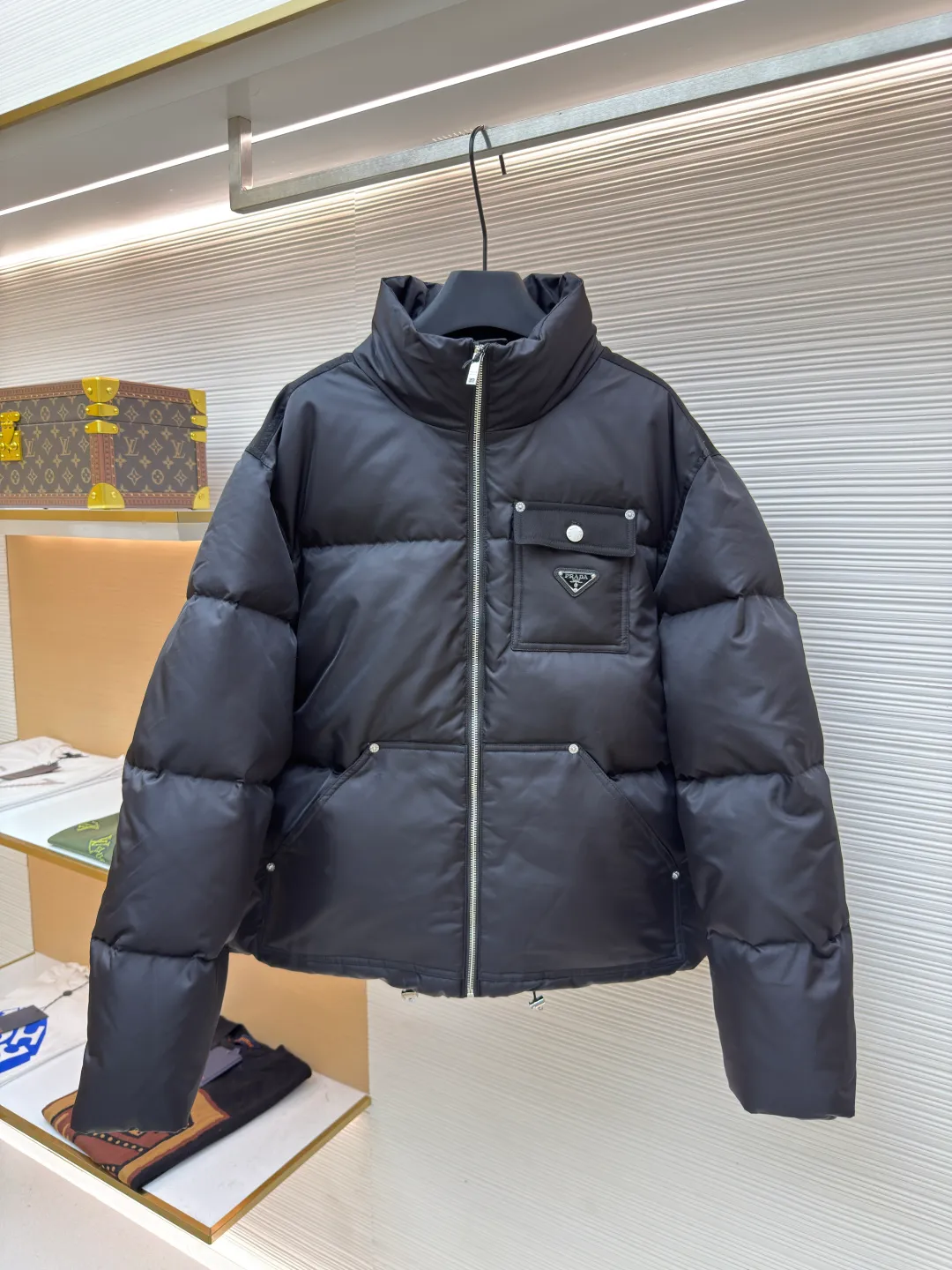 Prada Re-Nylon stand collar short jacket ●Original version: Purchased and developed at 18899 ●Item number: 1680772-D60 ●Material: white duck down fabric ●Technology: made on a positioning cutting machine ●Type: fitted version ●Weight: about 950 grams ●Size: S-M-L-XL ●Description: Original custom-made hardware accessories are all imported, original customization is welcome to compare Absolute high quality, using top 90 white duck down and super soft It's fluffy and full, made of super heavy-duty fabrics, and has a perfect fit. The overall wiring is straight and delicate, the fabric is comfortable and soft, and the color is consistent without color difference. It can be matched with the same style to create a fashionable look and control various occasions. Customized accessories, complete with three standards, same style for men and women!