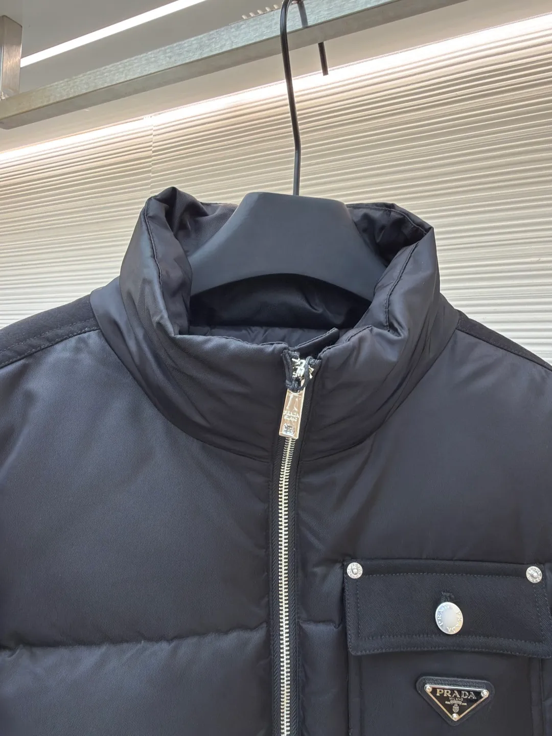 Prada Re-Nylon stand collar short jacket ●Original version: Purchased and developed at 18899 ●Item number: 1680772-D60 ●Material: white duck down fabric ●Technology: made on a positioning cutting machine ●Type: fitted version ●Weight: about 950 grams ●Size: S-M-L-XL ●Description: Original custom-made hardware accessories are all imported, original customization is welcome to compare Absolute high quality, using top 90 white duck down and super soft It's fluffy and full, made of super heavy-duty fabrics, and has a perfect fit. The overall wiring is straight and delicate, the fabric is comfortable and soft, and the color is consistent without color difference. It can be matched with the same style to create a fashionable look and control various occasions. Customized accessories, complete with three standards, same style for men and women!