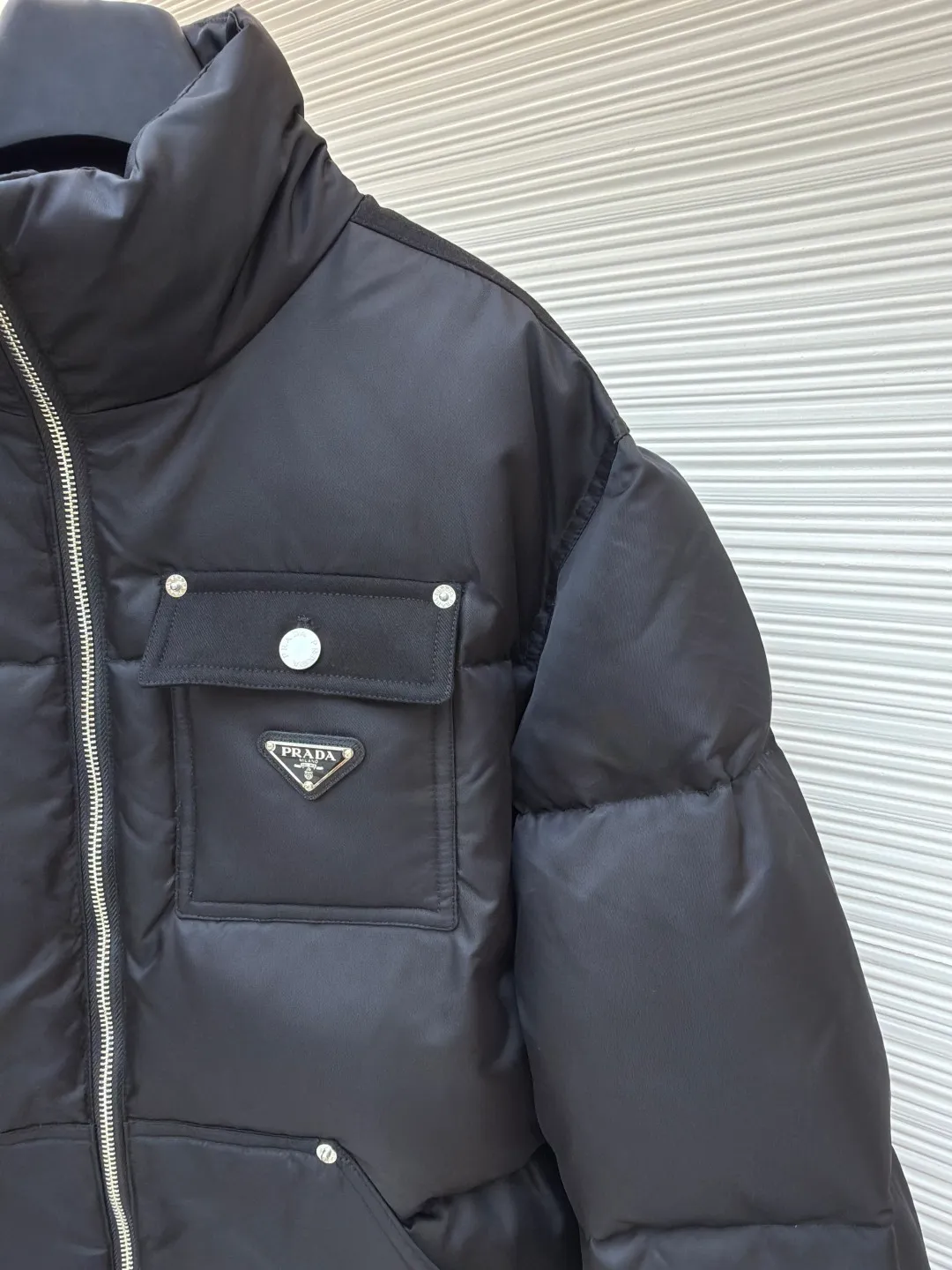 Prada Re-Nylon stand collar short jacket ●Original version: Purchased and developed at 18899 ●Item number: 1680772-D60 ●Material: white duck down fabric ●Technology: made on a positioning cutting machine ●Type: fitted version ●Weight: about 950 grams ●Size: S-M-L-XL ●Description: Original custom-made hardware accessories are all imported, original customization is welcome to compare Absolute high quality, using top 90 white duck down and super soft It's fluffy and full, made of super heavy-duty fabrics, and has a perfect fit. The overall wiring is straight and delicate, the fabric is comfortable and soft, and the color is consistent without color difference. It can be matched with the same style to create a fashionable look and control various occasions. Customized accessories, complete with three standards, same style for men and women!
