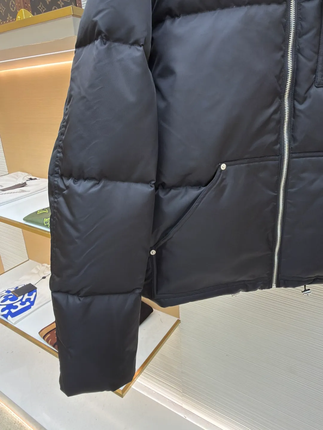 Prada Re-Nylon stand collar short jacket ●Original version: Purchased and developed at 18899 ●Item number: 1680772-D60 ●Material: white duck down fabric ●Technology: made on a positioning cutting machine ●Type: fitted version ●Weight: about 950 grams ●Size: S-M-L-XL ●Description: Original custom-made hardware accessories are all imported, original customization is welcome to compare Absolute high quality, using top 90 white duck down and super soft It's fluffy and full, made of super heavy-duty fabrics, and has a perfect fit. The overall wiring is straight and delicate, the fabric is comfortable and soft, and the color is consistent without color difference. It can be matched with the same style to create a fashionable look and control various occasions. Customized accessories, complete with three standards, same style for men and women!