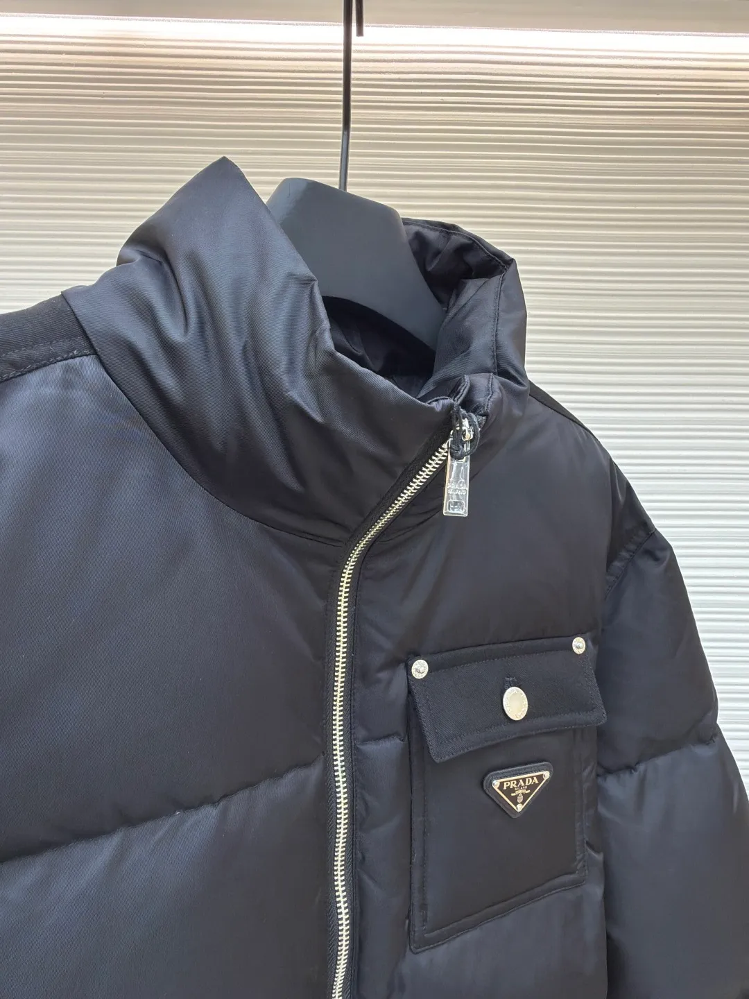 Prada Re-Nylon stand collar short jacket ●Original version: Purchased and developed at 18899 ●Item number: 1680772-D60 ●Material: white duck down fabric ●Technology: made on a positioning cutting machine ●Type: fitted version ●Weight: about 950 grams ●Size: S-M-L-XL ●Description: Original custom-made hardware accessories are all imported, original customization is welcome to compare Absolute high quality, using top 90 white duck down and super soft It's fluffy and full, made of super heavy-duty fabrics, and has a perfect fit. The overall wiring is straight and delicate, the fabric is comfortable and soft, and the color is consistent without color difference. It can be matched with the same style to create a fashionable look and control various occasions. Customized accessories, complete with three standards, same style for men and women!