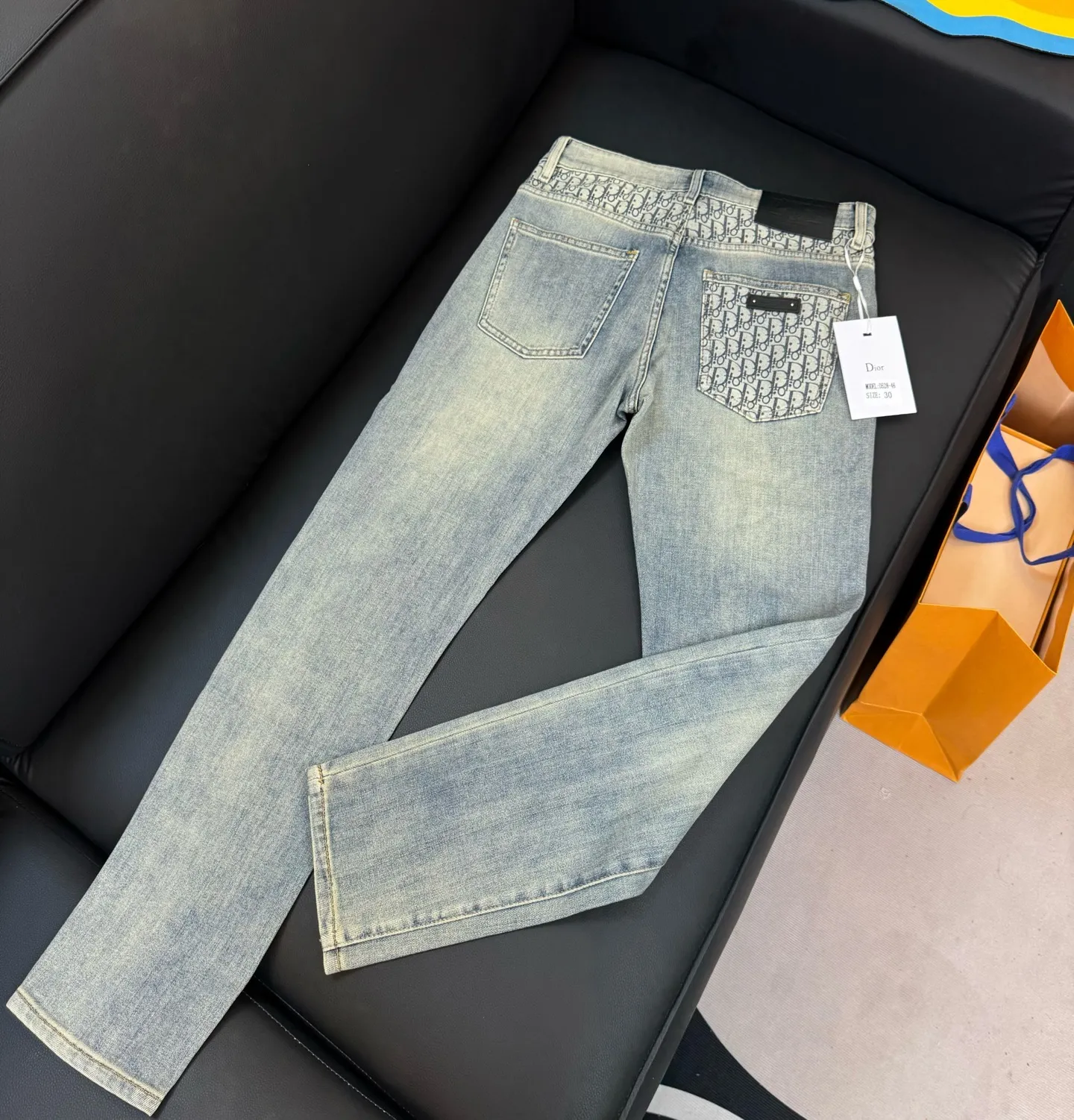 🅿️260 Style number: D268 DIOR25 new spring and summer printed letter washed fashionable casual straight leg jeans. Limited order from overseas trading companies, European straight hair, high-quality products are rare and limited quantity.  Color #Washed Blue Size #29 30 31 32 33 34 36 38 25 New style jeans, made of high-quality denim fabric, containing 92% cotton, 6.4% polyester, and 1.6% spandex. The integration of such a high content of cotton and spandex fabric makes the pants feel soft and delicate, the upper body is comfortable and elastic, and the workmanship is exquisite, highlighting the ultra-high brand charm.  Three standards are complete. Size reference: 29 yards waist 74 pants length 100 30 yards waist 77 pants length 101 31 yards waist 80 pants length 102 32 yards waist 83 pants length 103 33 yards waist 86 pants length 104 34 yards waist 89 pants length 105 36 yards waist 94 pants length 107 38 yards waist 96 pants length 108