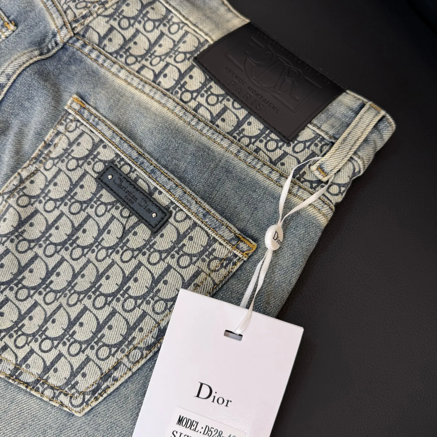 🅿️260 Style number: D268 DIOR25 new spring and summer printed letter washed fashionable casual straight leg jeans. Limited order from overseas trading companies, European straight hair, high-quality products are rare and limited quantity.  Color #Washed Blue Size #29 30 31 32 33 34 36 38 25 New style jeans, made of high-quality denim fabric, containing 92% cotton, 6.4% polyester, and 1.6% spandex. The integration of such a high content of cotton and spandex fabric makes the pants feel soft and delicate, the upper body is comfortable and elastic, and the workmanship is exquisite, highlighting the ultra-high brand charm.  Three standards are complete. Size reference: 29 yards waist 74 pants length 100 30 yards waist 77 pants length 101 31 yards waist 80 pants length 102 32 yards waist 83 pants length 103 33 yards waist 86 pants length 104 34 yards waist 89 pants length 105 36 yards waist 94 pants length 107 38 yards waist 96 pants length 108