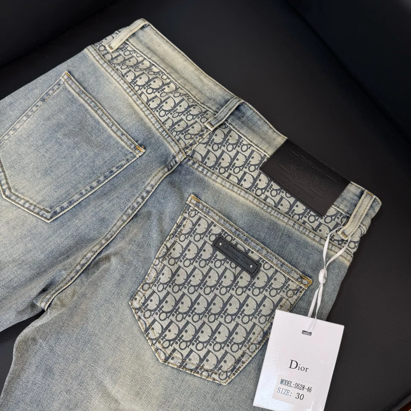 🅿️260 Style number: D268 DIOR25 new spring and summer printed letter washed fashionable casual straight leg jeans. Limited order from overseas trading companies, European straight hair, high-quality products are rare and limited quantity.  Color #Washed Blue Size #29 30 31 32 33 34 36 38 25 New style jeans, made of high-quality denim fabric, containing 92% cotton, 6.4% polyester, and 1.6% spandex. The integration of such a high content of cotton and spandex fabric makes the pants feel soft and delicate, the upper body is comfortable and elastic, and the workmanship is exquisite, highlighting the ultra-high brand charm.  Three standards are complete. Size reference: 29 yards waist 74 pants length 100 30 yards waist 77 pants length 101 31 yards waist 80 pants length 102 32 yards waist 83 pants length 103 33 yards waist 86 pants length 104 34 yards waist 89 pants length 105 36 yards waist 94 pants length 107 38 yards waist 96 pants length 108