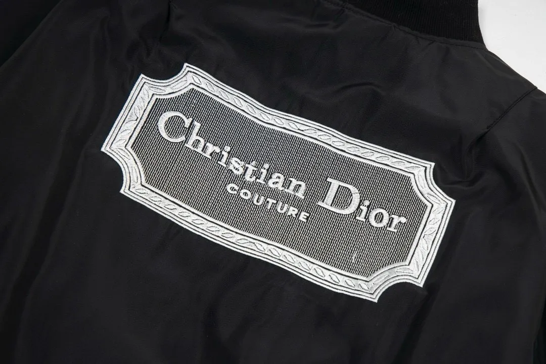 🅿️360 [Cotton Style] DIOR Autumn and Winter New Classic Letter Embroidered Back Bomber Jacket Couple Style Thickened Jacket Top 1️⃣Original development of the same high-end high-elastic polyester technology fabric as the Internet celebrity star, waterproof coating, thickened version with ultrasonic quilted cotton inside, the upper body is very soft and comfortable! 2️⃣The iconic logo embroidery design style, combined with the ribbed collar, hem and cuffs, is very youthful and energetic. It can be easily worn by both men and women, and is very in line with the fashion aesthetic concepts of today's young people! 3️⃣Complete three standards, same style for men and women, a must-have for couples Color: Black Size: S, M, L, XL