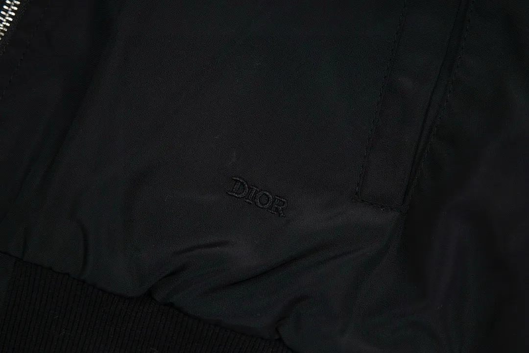 🅿️360 [Cotton Style] DIOR Autumn and Winter New Classic Letter Embroidered Back Bomber Jacket Couple Style Thickened Jacket Top 1️⃣Original development of the same high-end high-elastic polyester technology fabric as the Internet celebrity star, waterproof coating, thickened version with ultrasonic quilted cotton inside, the upper body is very soft and comfortable! 2️⃣The iconic logo embroidery design style, combined with the ribbed collar, hem and cuffs, is very youthful and energetic. It can be easily worn by both men and women, and is very in line with the fashion aesthetic concepts of today's young people! 3️⃣Complete three standards, same style for men and women, a must-have for couples Color: Black Size: S, M, L, XL
