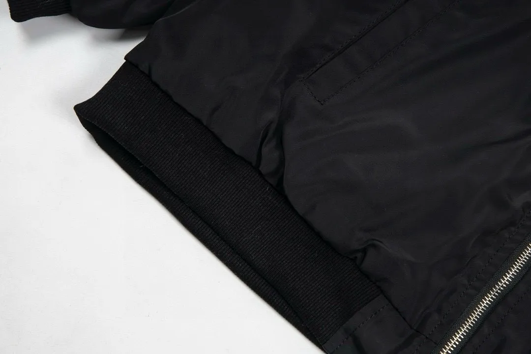 🅿️360 [Cotton Style] DIOR Autumn and Winter New Classic Letter Embroidered Back Bomber Jacket Couple Style Thickened Jacket Top 1️⃣Original development of the same high-end high-elastic polyester technology fabric as the Internet celebrity star, waterproof coating, thickened version with ultrasonic quilted cotton inside, the upper body is very soft and comfortable! 2️⃣The iconic logo embroidery design style, combined with the ribbed collar, hem and cuffs, is very youthful and energetic. It can be easily worn by both men and women, and is very in line with the fashion aesthetic concepts of today's young people! 3️⃣Complete three standards, same style for men and women, a must-have for couples Color: Black Size: S, M, L, XL