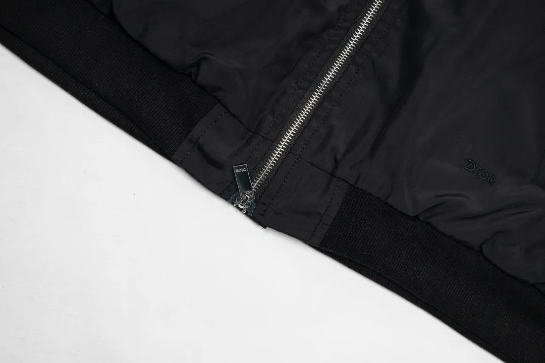 🅿️360 [Cotton Style] DIOR Autumn and Winter New Classic Letter Embroidered Back Bomber Jacket Couple Style Thickened Jacket Top 1️⃣Original development of the same high-end high-elastic polyester technology fabric as the Internet celebrity star, waterproof coating, thickened version with ultrasonic quilted cotton inside, the upper body is very soft and comfortable! 2️⃣The iconic logo embroidery design style, combined with the ribbed collar, hem and cuffs, is very youthful and energetic. It can be easily worn by both men and women, and is very in line with the fashion aesthetic concepts of today's young people! 3️⃣Complete three standards, same style for men and women, a must-have for couples Color: Black Size: S, M, L, XL