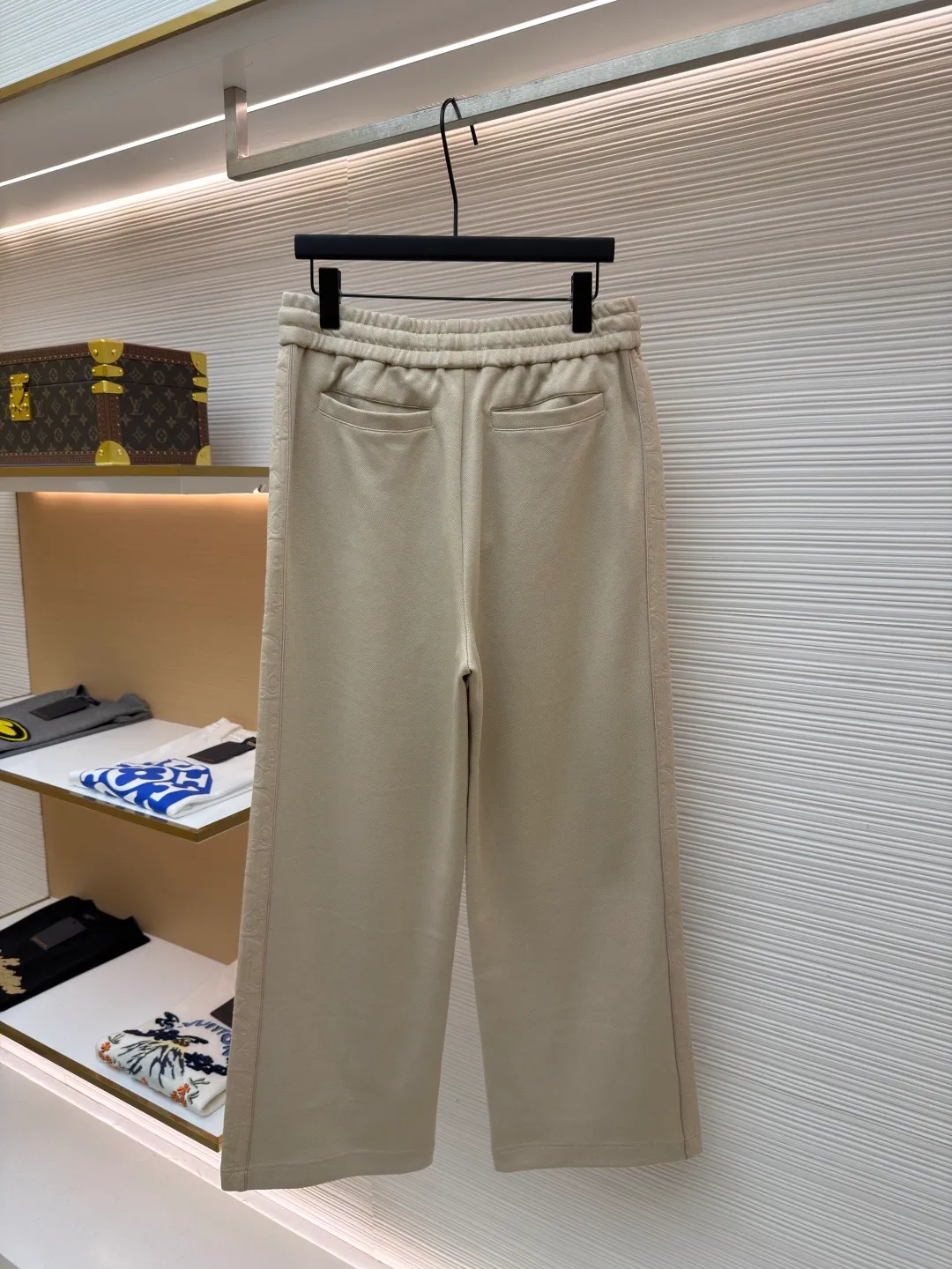 Dior jersey Oblique printed straight trousers ●Item number: 1682110-B05 ●Material: knitted fabric ●Technology: Printed production ●Color: Khaki ●Fit: fitted ●Weight: approx. 710g ●Size: S-M-L-XL ●Description: Crafted from navy blue cotton-blend jersey fabric, the sleeves are decorated with Oblique printed panels and have side welt pockets for a unique look. Wear with trousers from the collection. Sleeves decorated with Oblique print panels. Stand collar. Two-way zip fastening with Dior signature zip pull. Ribbed cuffs and hem. Body: 38% cotton, 32% polyester, 30% nylon. Lining: 51% cotton, 49% viscose. The overall wiring is straight and delicate, the fabric is comfortable and soft, and the color is consistent without color difference. It can be matched with the same style to create a fashionable look and control various occasions. Customized accessories, complete with three standards, same style for men and women!