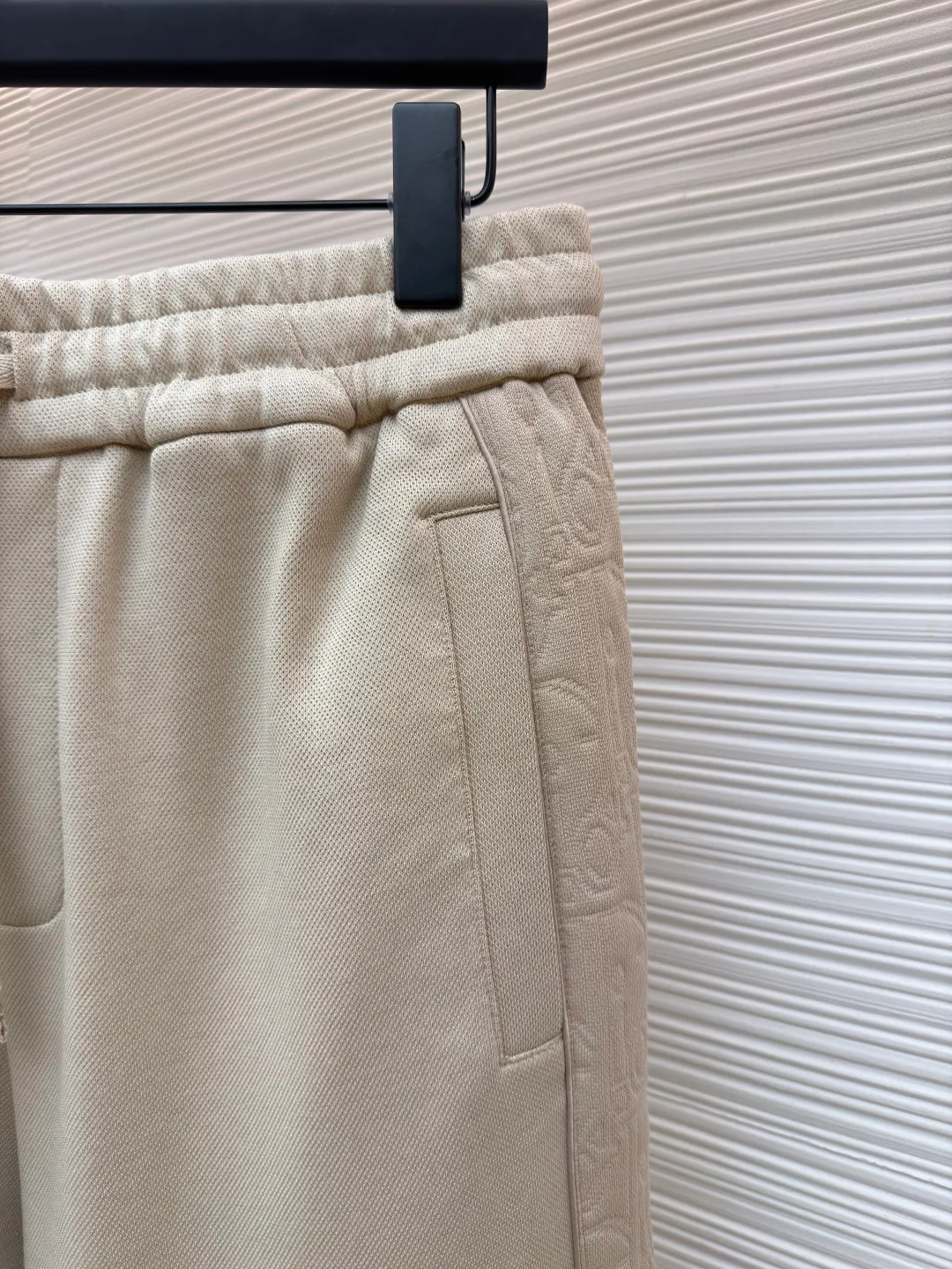 Dior jersey Oblique printed straight trousers ●Item number: 1682110-B05 ●Material: knitted fabric ●Technology: Printed production ●Color: Khaki ●Fit: fitted ●Weight: approx. 710g ●Size: S-M-L-XL ●Description: Crafted from navy blue cotton-blend jersey fabric, the sleeves are decorated with Oblique printed panels and have side welt pockets for a unique look. Wear with trousers from the collection. Sleeves decorated with Oblique print panels. Stand collar. Two-way zip fastening with Dior signature zip pull. Ribbed cuffs and hem. Body: 38% cotton, 32% polyester, 30% nylon. Lining: 51% cotton, 49% viscose. The overall wiring is straight and delicate, the fabric is comfortable and soft, and the color is consistent without color difference. It can be matched with the same style to create a fashionable look and control various occasions. Customized accessories, complete with three standards, same style for men and women!