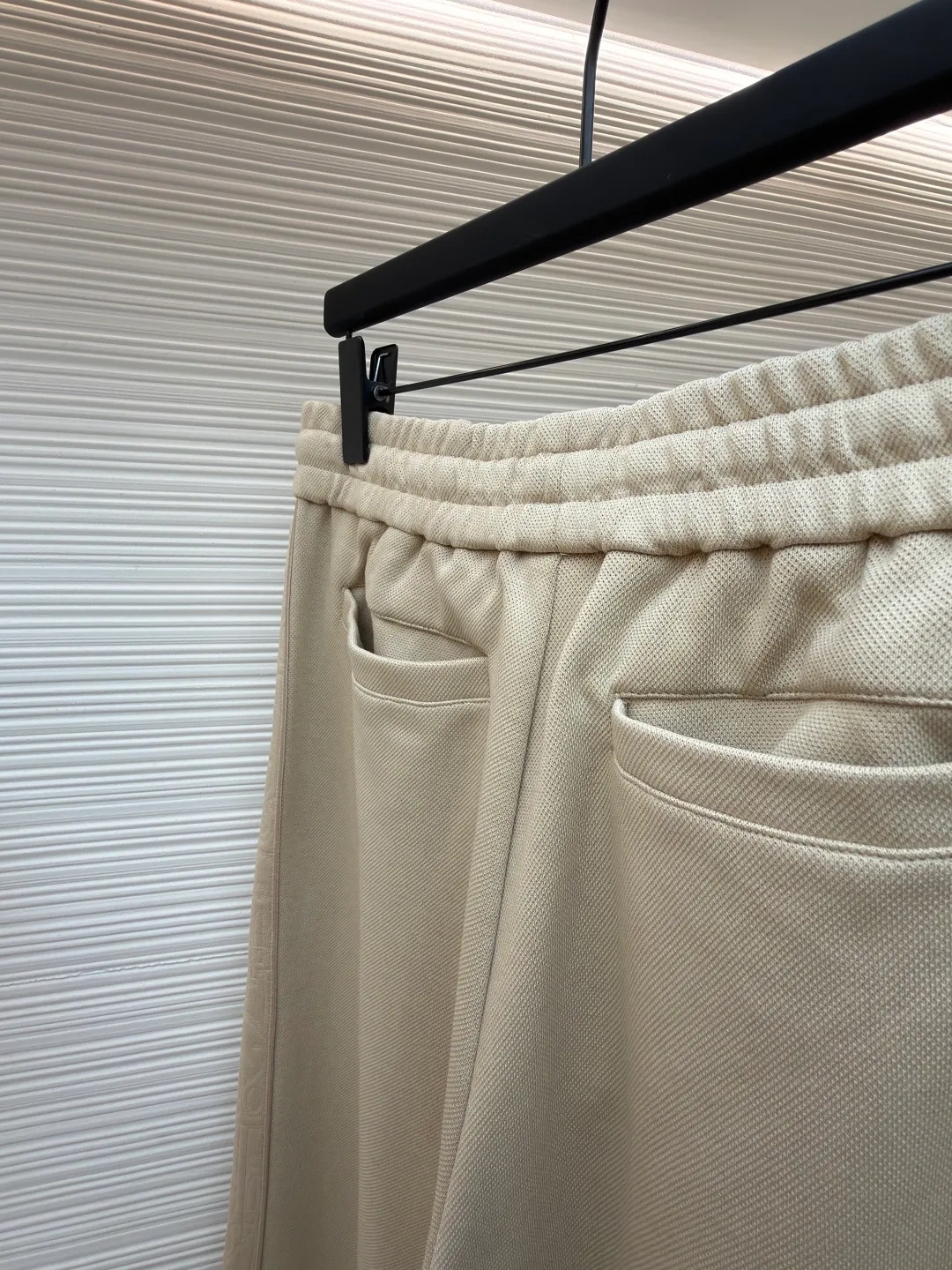 Dior jersey Oblique printed straight trousers ●Item number: 1682110-B05 ●Material: knitted fabric ●Technology: Printed production ●Color: Khaki ●Fit: fitted ●Weight: approx. 710g ●Size: S-M-L-XL ●Description: Crafted from navy blue cotton-blend jersey fabric, the sleeves are decorated with Oblique printed panels and have side welt pockets for a unique look. Wear with trousers from the collection. Sleeves decorated with Oblique print panels. Stand collar. Two-way zip fastening with Dior signature zip pull. Ribbed cuffs and hem. Body: 38% cotton, 32% polyester, 30% nylon. Lining: 51% cotton, 49% viscose. The overall wiring is straight and delicate, the fabric is comfortable and soft, and the color is consistent without color difference. It can be matched with the same style to create a fashionable look and control various occasions. Customized accessories, complete with three standards, same style for men and women!