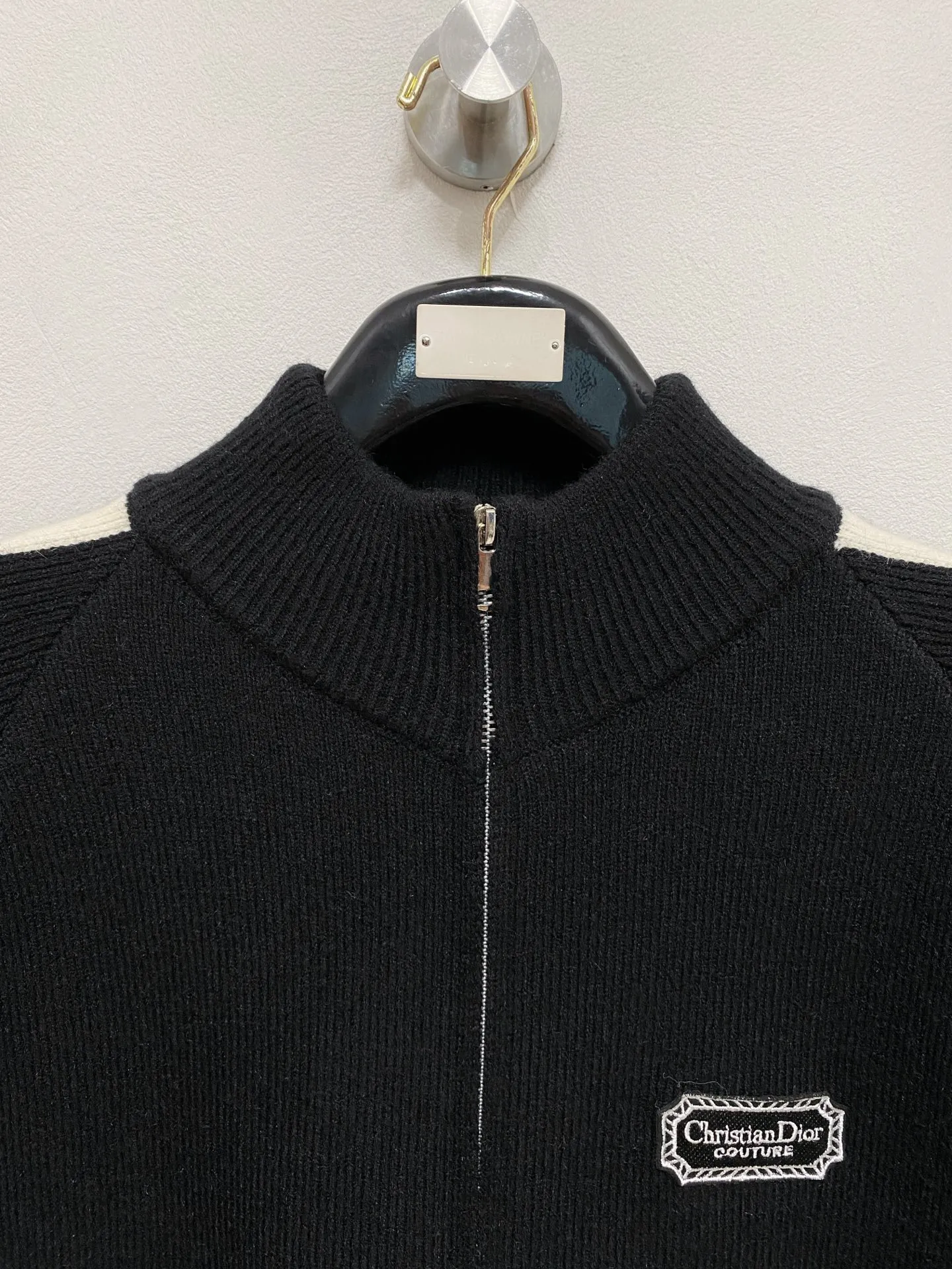 🅿️540 Dior autumn and winter classic cardigan sweater, in full condition! ! ! Wool blended fabric, the latest model in 2025, golden ratio! ! Slim-fitting soft gold, versatile and practical item, the combination and practicality are extremely powerful, simple and elegant, and classy! To create your own style, it is highly recommended to buy it in two colors. The standard slim fit tailoring process is suitable for both young and old men. It is knitted from wool and will not cause any discomfort! While keeping warm, it is stylish, textured and wearable, and the classic logo with contrasting colors on the chest feels in place! ! Recommended for regular customers! ! Size M-3XL (maximum wear: 190 pounds)